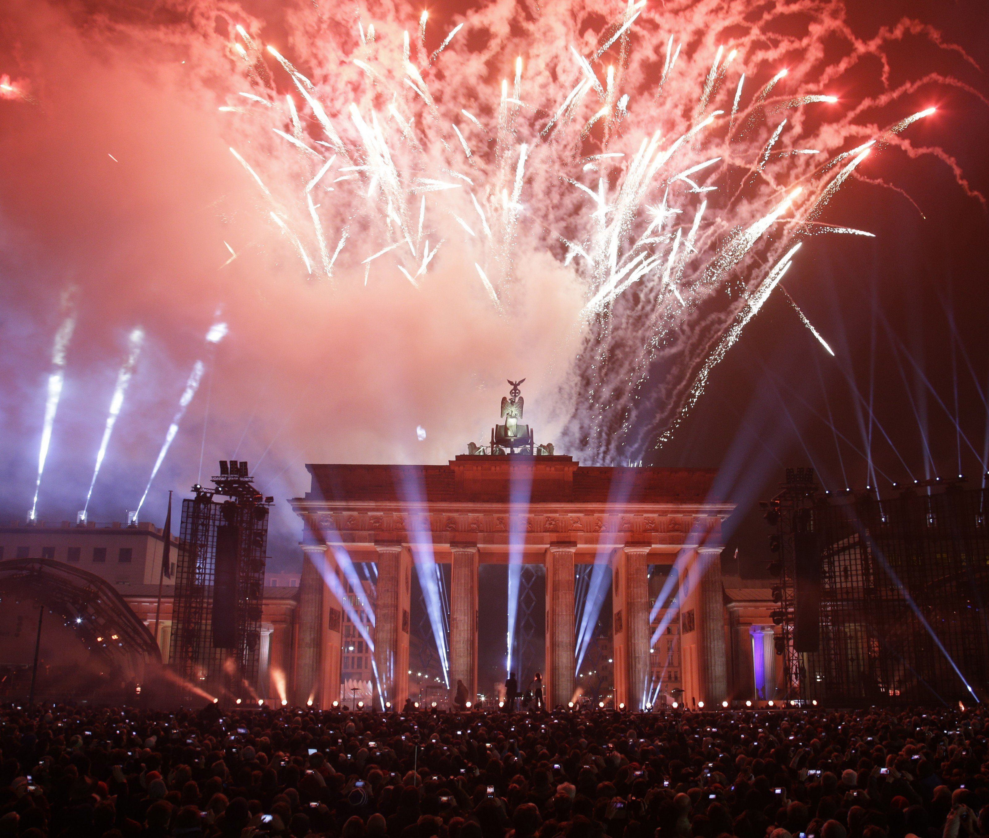 Riesiges Feuerwerk am Brandenburger Tor zur 25-Jahr-Feier des Mauerfalls. Riesiges Feuerwerk am Brandenburger Tor zur 25-Jahr-Feier des Mauerfalls.