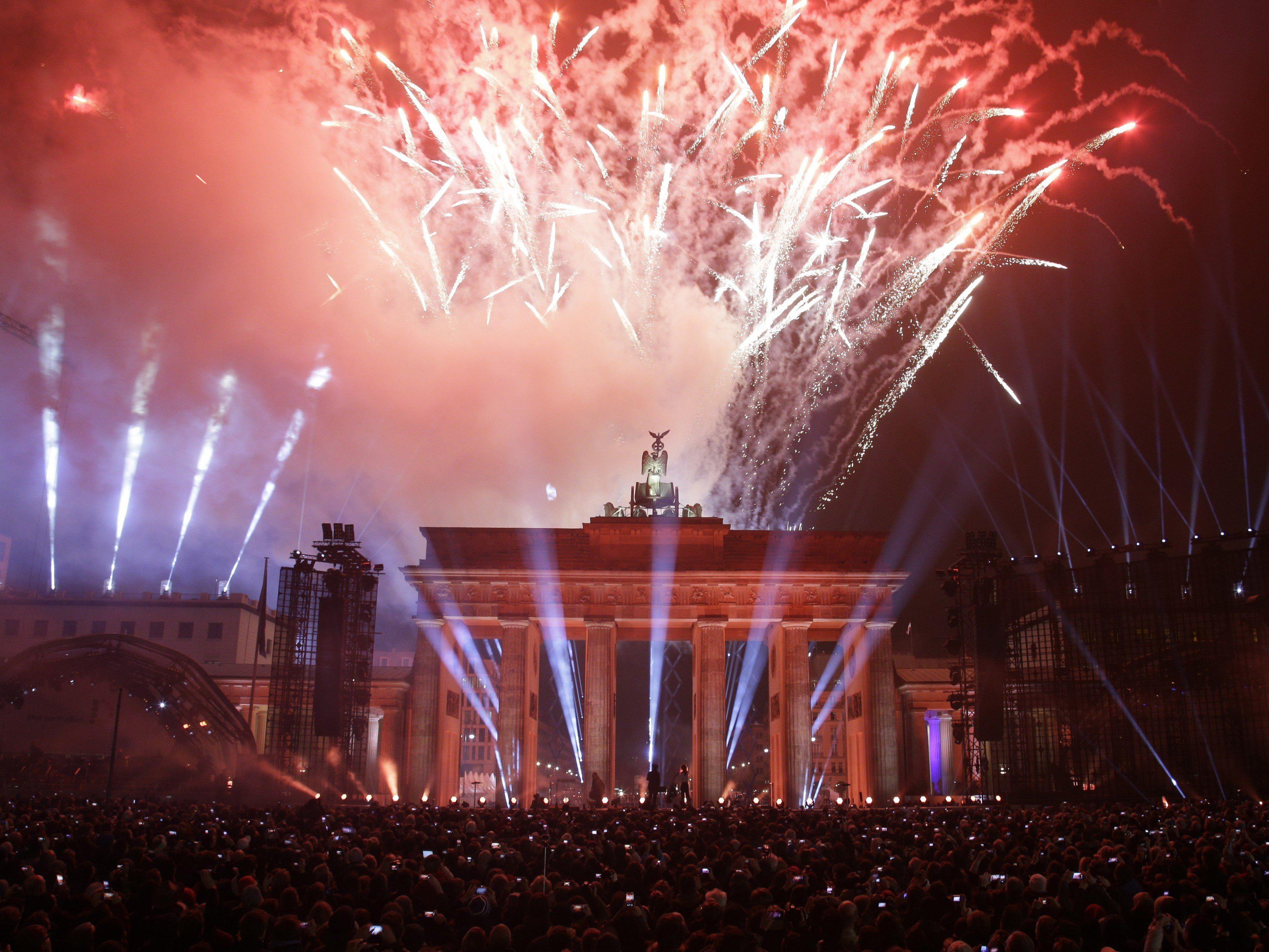 Riesiges Feuerwerk am Brandenburger Tor zur 25-Jahr-Feier des Mauerfalls.
