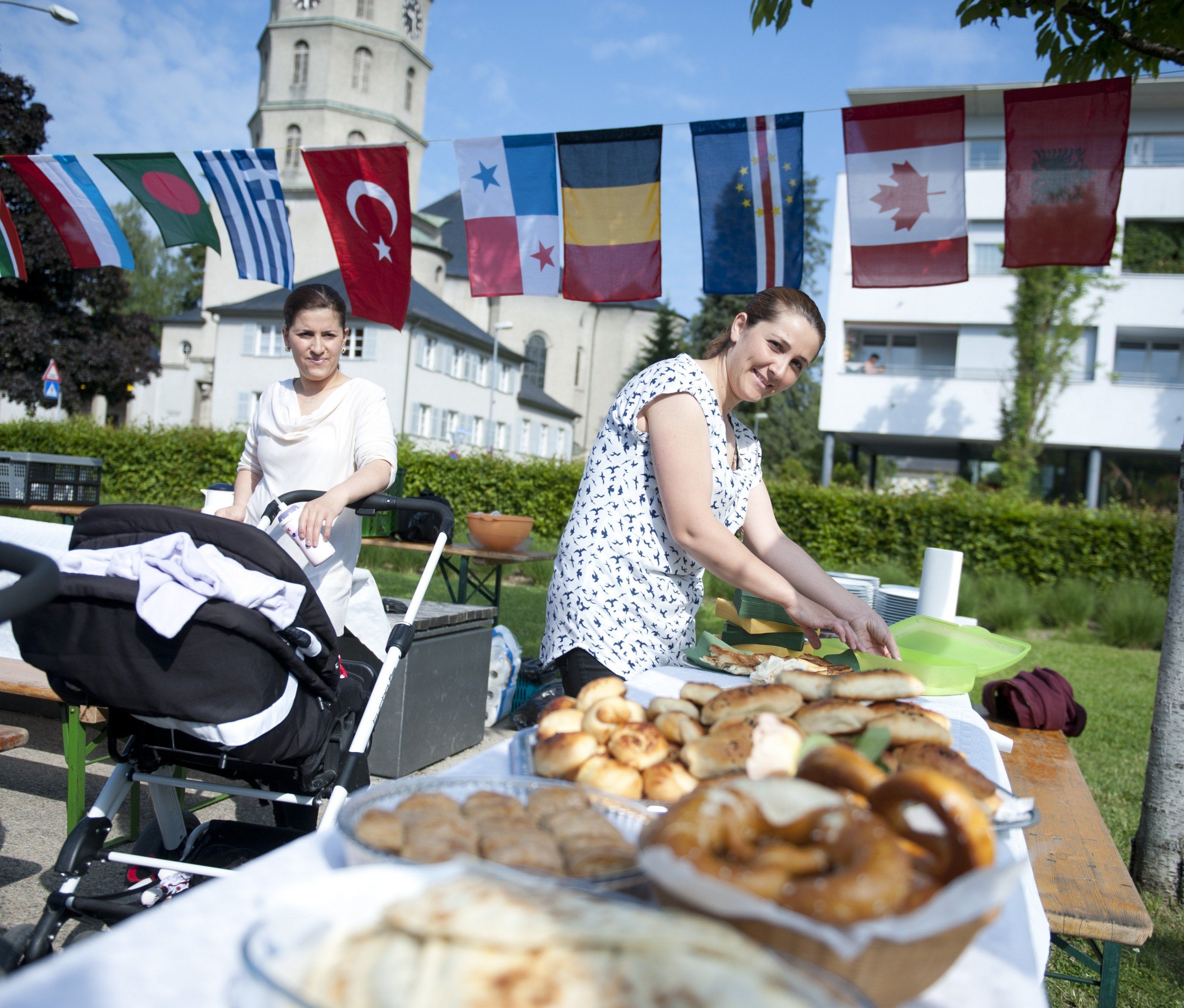 Interkulturelles Zusammenleben ist immer auch interreligiöses Zusammenleben, denn Religion ist ein Teil von Kultur, auch in einer säkularisierten Gesellschaft. Interkulturelles Zusammenleben ist immer auch interreligiöses Zusammenleben, denn Religion ist ein Teil von Kultur, auch in einer säkularisierten Gesellschaft.