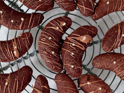Die Kakaokipferl kann man nach Belieben verzieren. Die Kakaokipferl kann man nach Belieben verzieren.