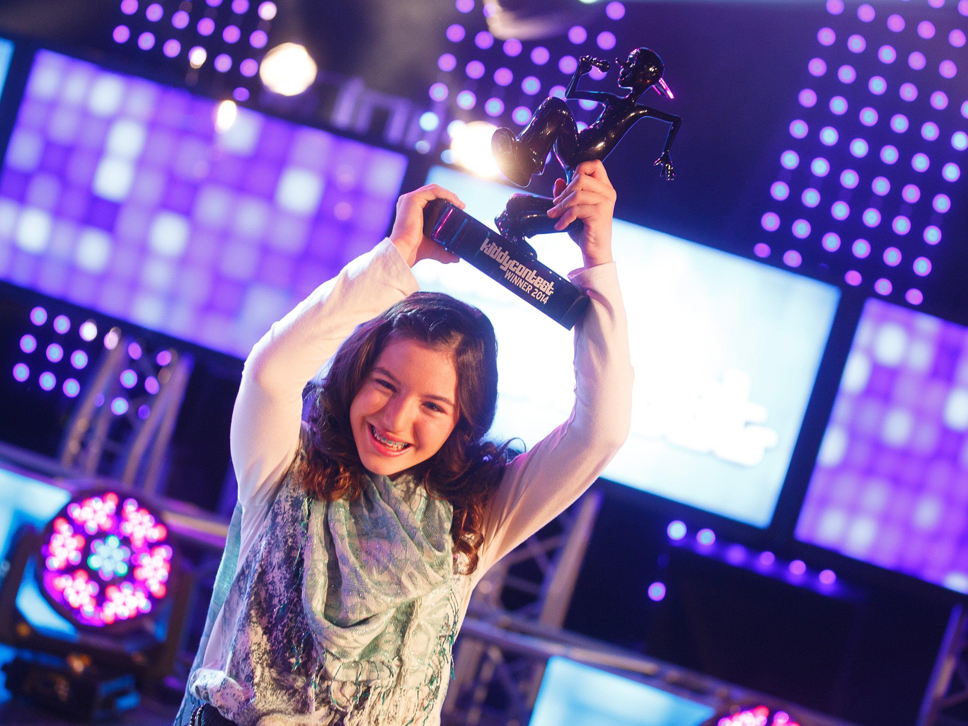 Kiddy Contest 2014: Die zwölfjährige Lena aus Schwarzach stemmt die Trophäe in die Höhe.