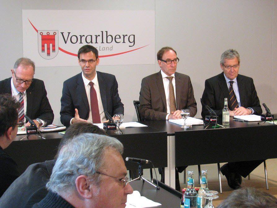 LH Wallner, LR Rauch und LSth. Rüdisser stellten im Pressefoyer den Budgetentwurf 2015 des Landes Vorarlberg vor Fotos