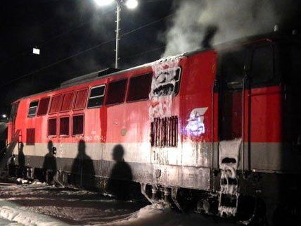 In der Nacht auf Dienstag ging eine Diesellok der ÖBB plötzlich in Flammen auf. In der Nacht auf Dienstag ging eine Diesellok der ÖBB plötzlich in Flammen auf.