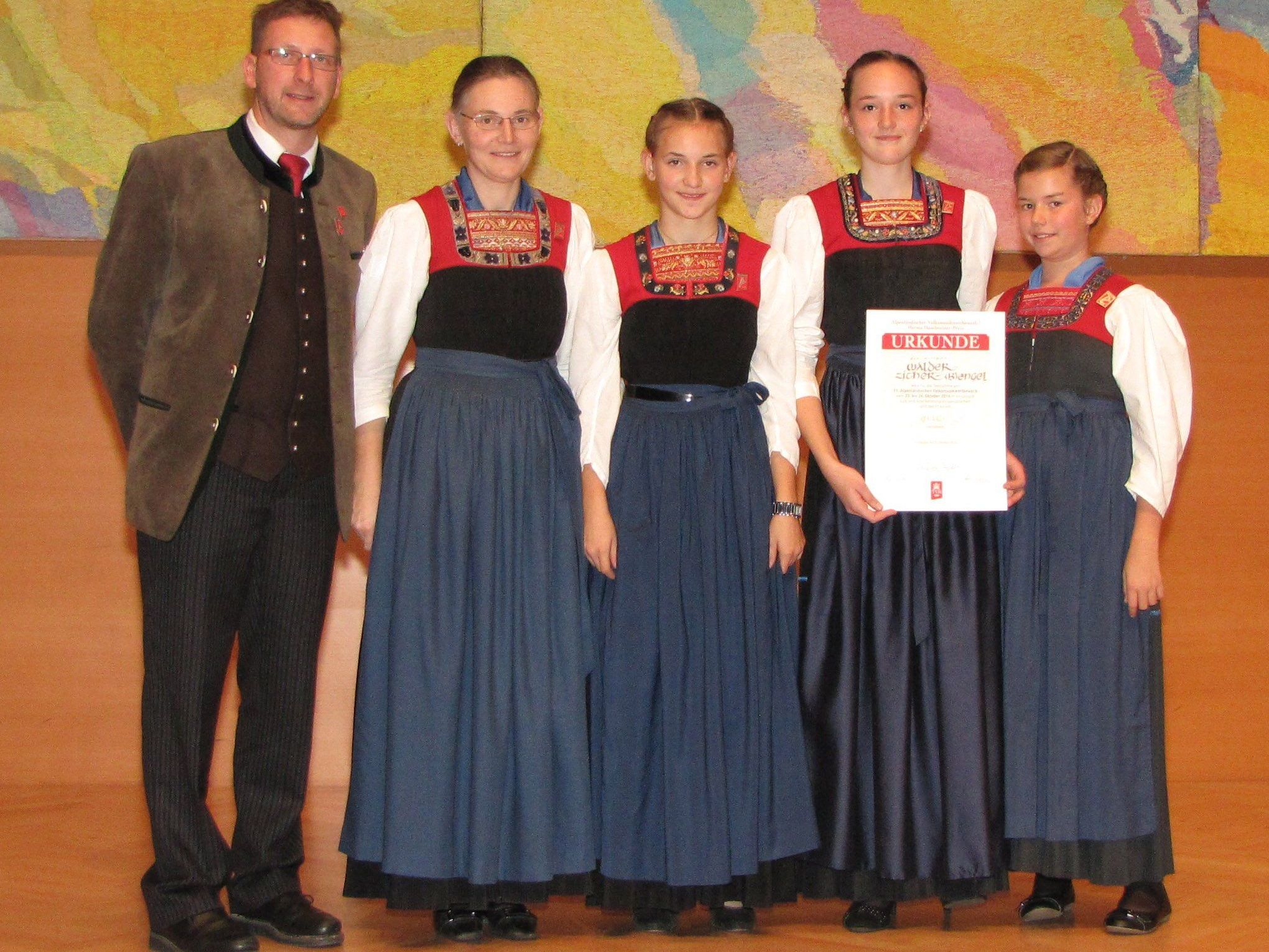 Wettbewerbsleiter Peter Margreiter gratulierte den „Zither(B)engeln“ mit Musiklehrerin Luzia Richter. Wettbewerbsleiter Peter Margreiter gratulierte den „Zither(B)engeln“ mit Musiklehrerin Luzia Richter.