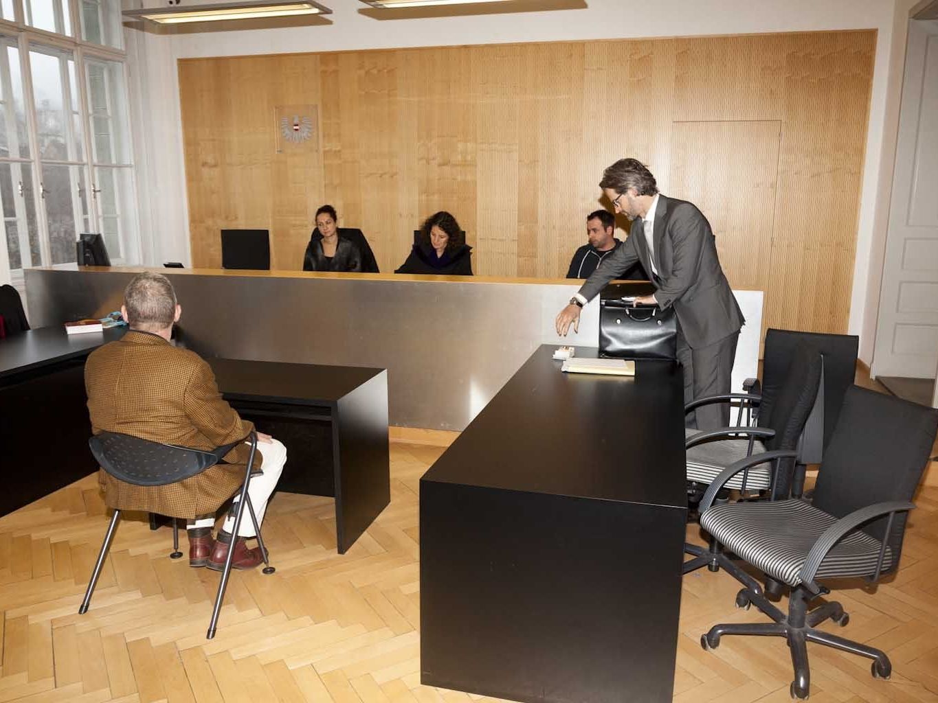 Sieben Jahre Haft für Oberländer nach Banküberfall in Nüziders. Sieben Jahre Haft für Oberländer nach Banküberfall in Nüziders.