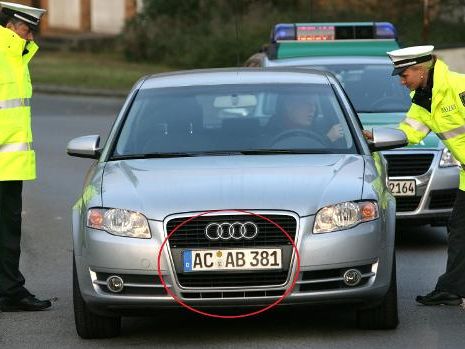 "ACAB" steht für "All Cops Are Bastards". "ACAB" steht für "All Cops Are Bastards".