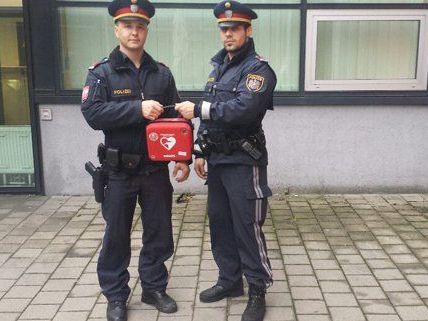 Die Polizisten Windner und Lehner retten einem Mann das Leben. Die Polizisten Windner und Lehner retten einem Mann das Leben.