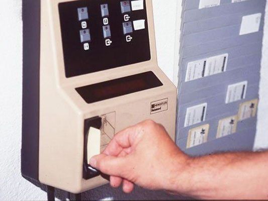Stechuhren sind zwar nicht mehr up to date, doch die Aufzeichnungspflichten werden nicht überall erfüllt. Stechuhren sind zwar nicht mehr up to date, doch die Aufzeichnungspflichten werden nicht überall erfüllt.