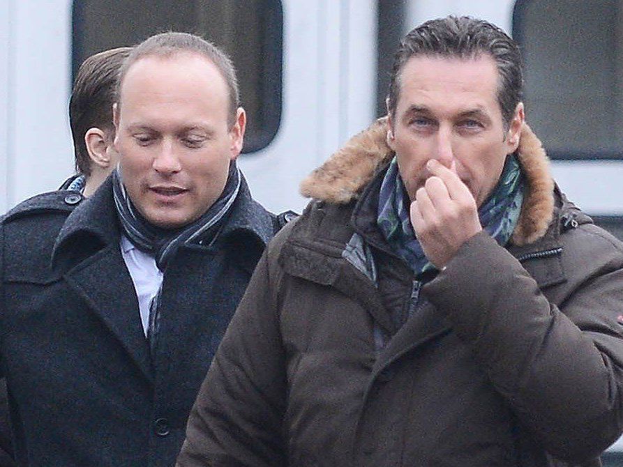 Christian Höbart (l.) erhält nach seinem rassistischen Vergleich von Asylbewerbern mit "Höhlenmenschen" volle Rückendeckung von der FPÖ-Spitze. Christian Höbart (l.) erhält nach seinem rassistischen Vergleich von Asylbewerbern mit "Höhlenmenschen" volle Rückendeckung von der FPÖ-Spitze.