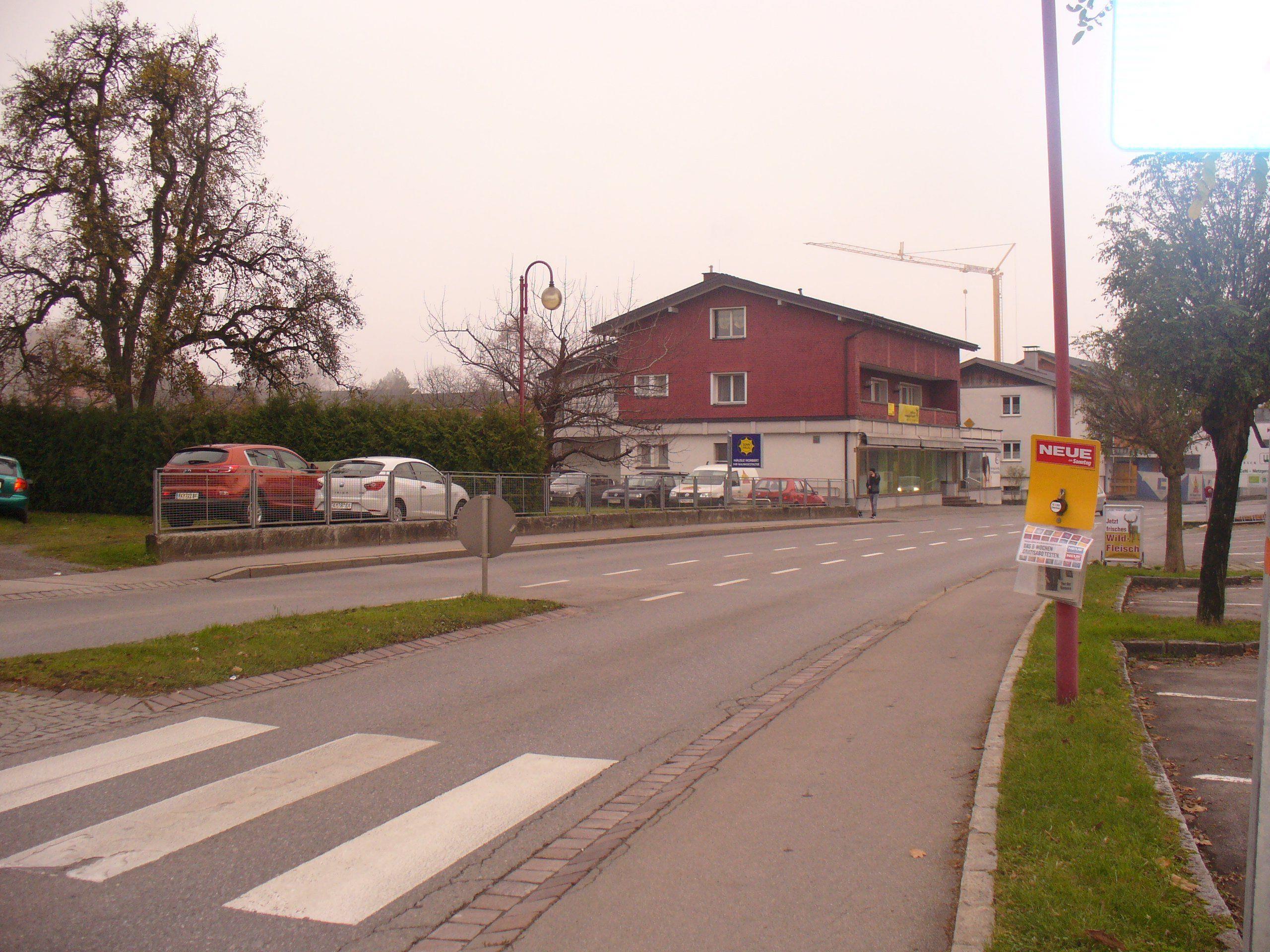Auf der Landesstrasse in Sulz fehlen derzeit noch die Fahrradstreifen