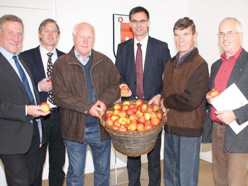 LR Erich Schwärzler, Jens Blum, Obmann der Vorarlberger Erwerbsobstbauern, Manfred Nägele, LH Markus Wallner, Rudolf Vollmar, Vorstandsmitglied der Vorarlberger Erwerbsobstbauern, Ulrich Höfert, Obstbau-Referent der Landwirtschaftskammer Vorarlberg LR Erich Schwärzler, Jens Blum, Obmann der Vorarlberger Erwerbsobstbauern, Manfred Nägele, LH Markus Wallner, Rudolf Vollmar, Vorstandsmitglied der Vorarlberger Erwerbsobstbauern, Ulrich Höfert, Obstbau-Referent der Landwirtschaftskammer Vorarlberg