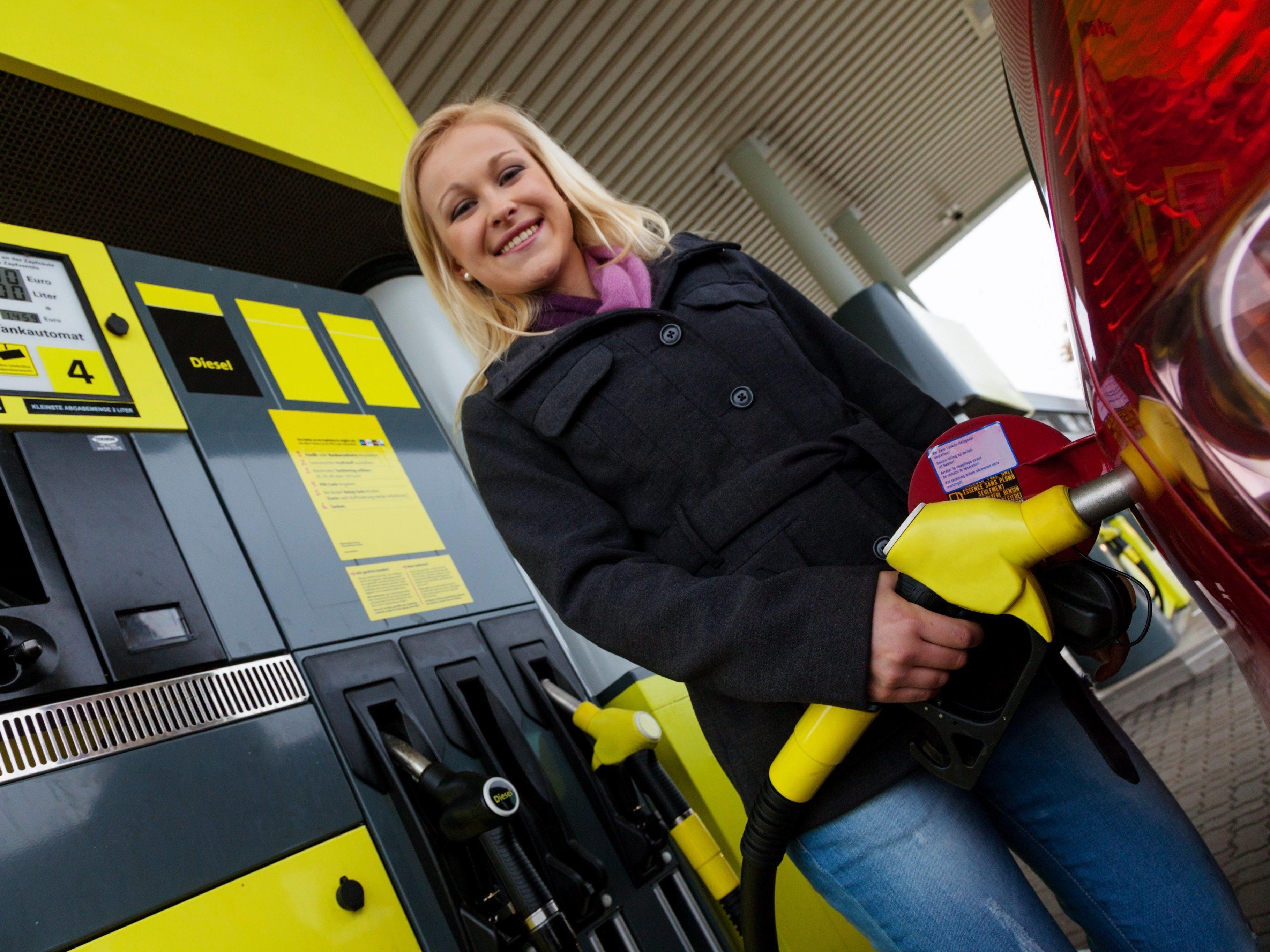 Rund 398 Millionen Liter Benzin und Diesel fließen pro Jahr in Vorarlberg in die Tanks von Pkw und Lkw, macht der VCÖ aufmerksam.