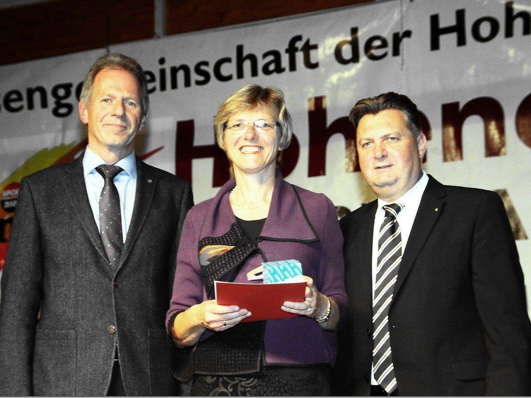 Bürgermeister Richard Amann, Sportstadtradt Friedl Dold übergaben an Mutter Sigrid Brändle den Ehrenpreis für Radass Mathias.
