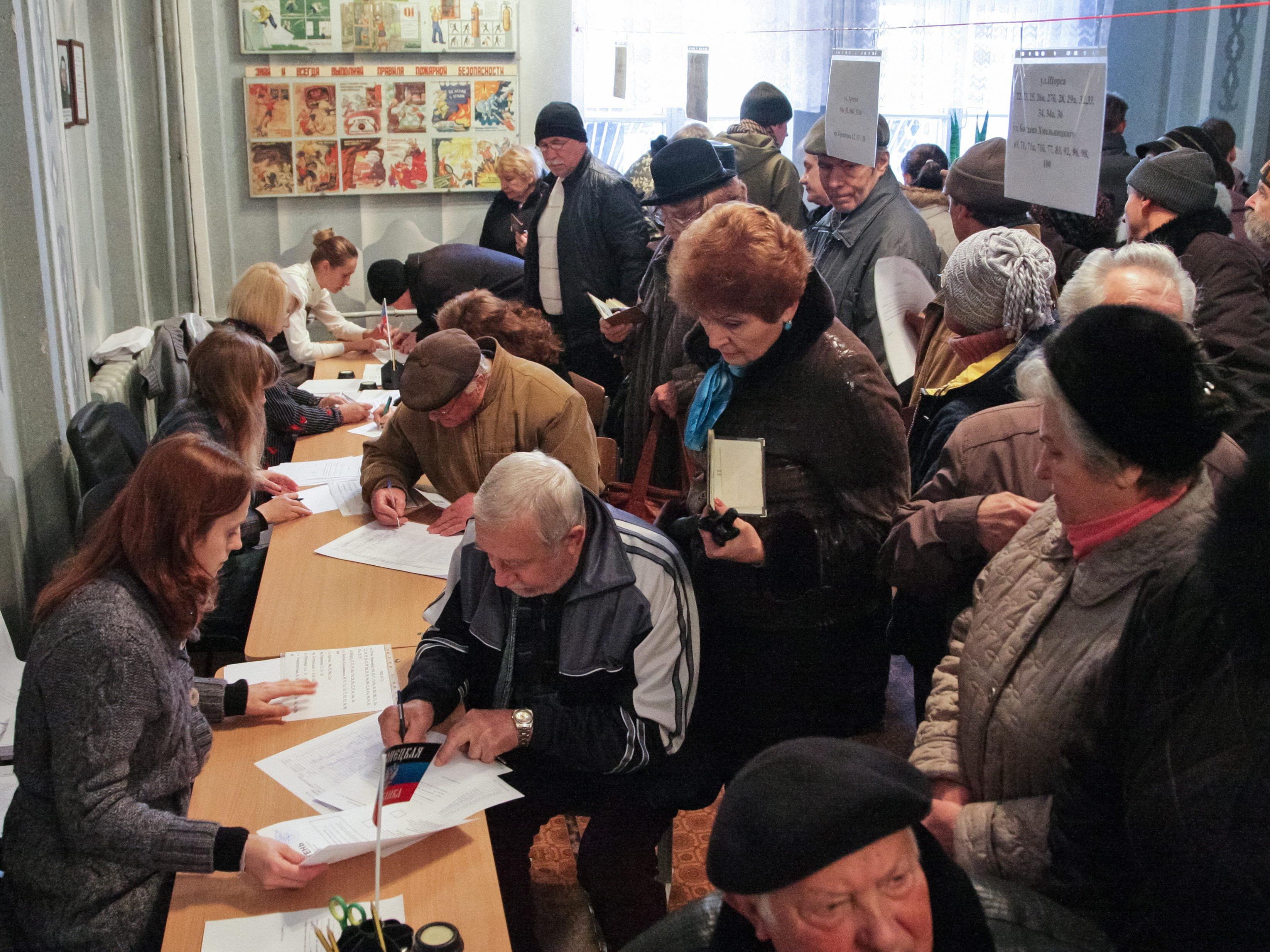 Die Aufständischen hatten am Sonntag in Donezk und Luhansk (Lugansk) Parlaments- und Präsidentschaftswahlen abgehalten.