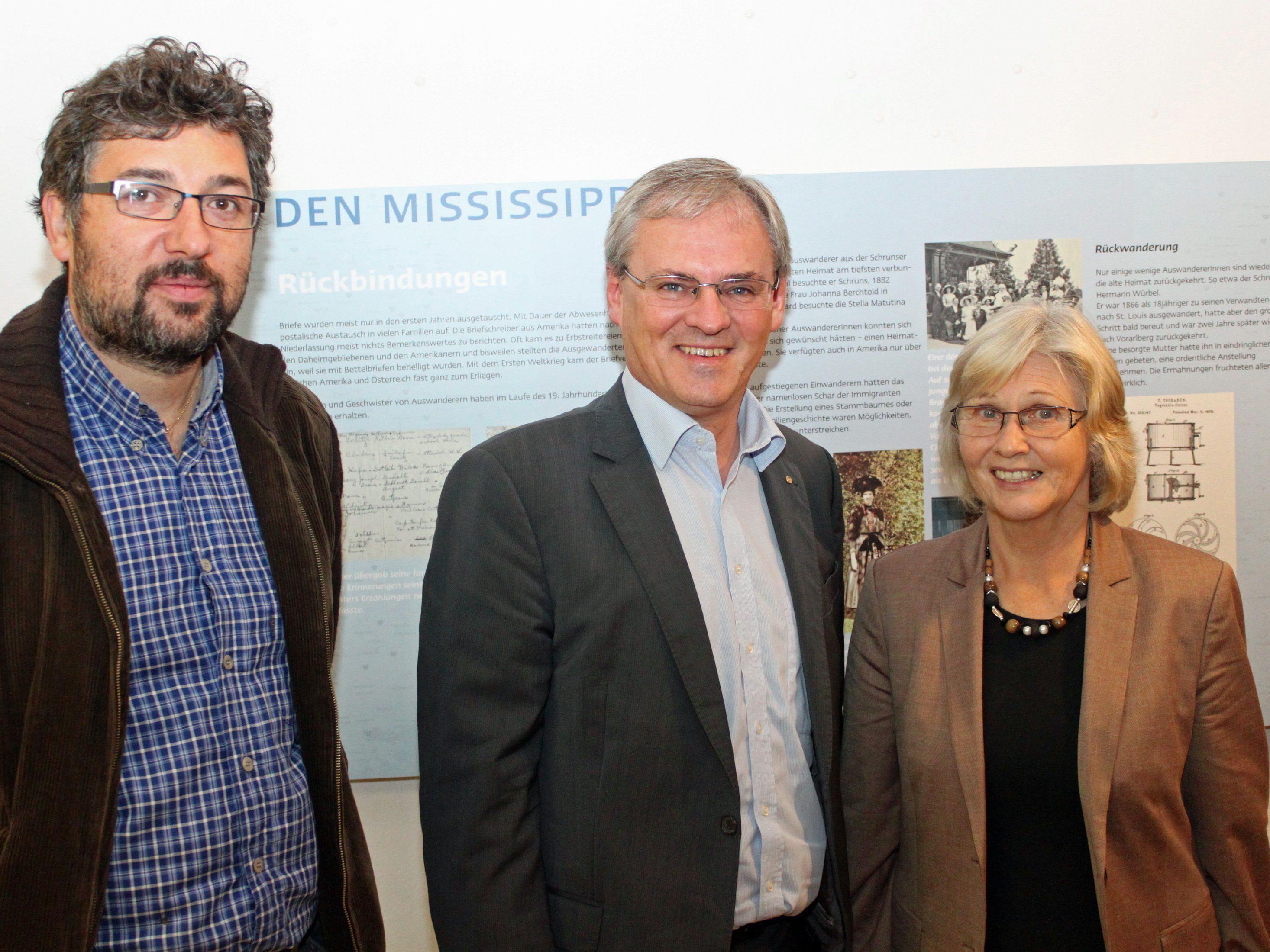 Der Direktor der Montafoner Museen, Michael Kasper, Landtagspräsident Harald Sonderegger und Autorin Margarethe Ruff