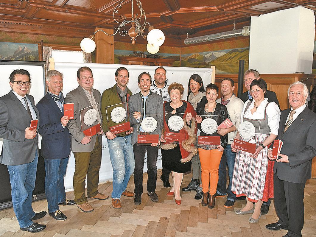 Die Sieger in den beiden Kategorien „Restaurants“ und „Traditionelle Wirtshäuser“ bei der Präsentation des Genuss- und Erlebnisguides in Alberschwende.