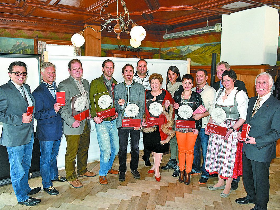 Die Sieger in den beiden Kategorien „Restaurants“ und „Traditionelle Wirtshäuser“ bei der Präsentation des Genuss- und Erlebnisguides in Alberschwende. Die Sieger in den beiden Kategorien „Restaurants“ und „Traditionelle Wirtshäuser“ bei der Präsentation des Genuss- und Erlebnisguides in Alberschwende.