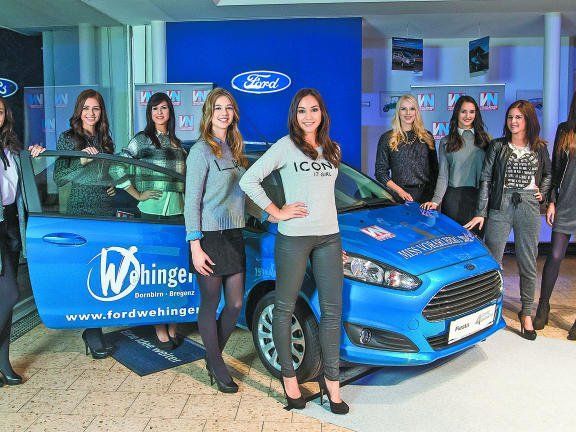 Suzana, Maria, Sabine, Kristina, Riccarda, Jacqueline, Isabella, Nicole und Olivera mit dem Siegerauto vom Autohaus Ford Wehinger.