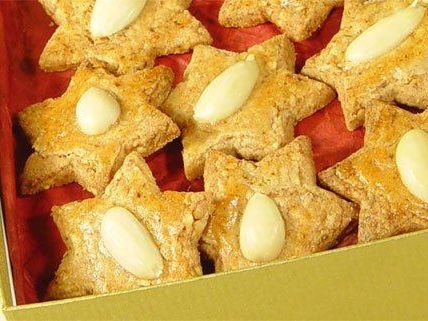 Schön verpackt machen sich die Zimtsterne auch als kleines Geschenk sehr gut. Schön verpackt machen sich die Zimtsterne auch als kleines Geschenk sehr gut.
