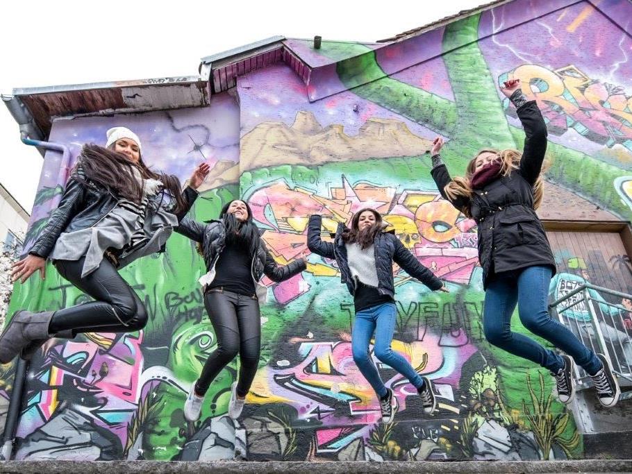 Linda, Celine, Suzana und Magdalena sind Schülerinnen der HAK Bregenz, Fachrichtung Kulturmanagement.