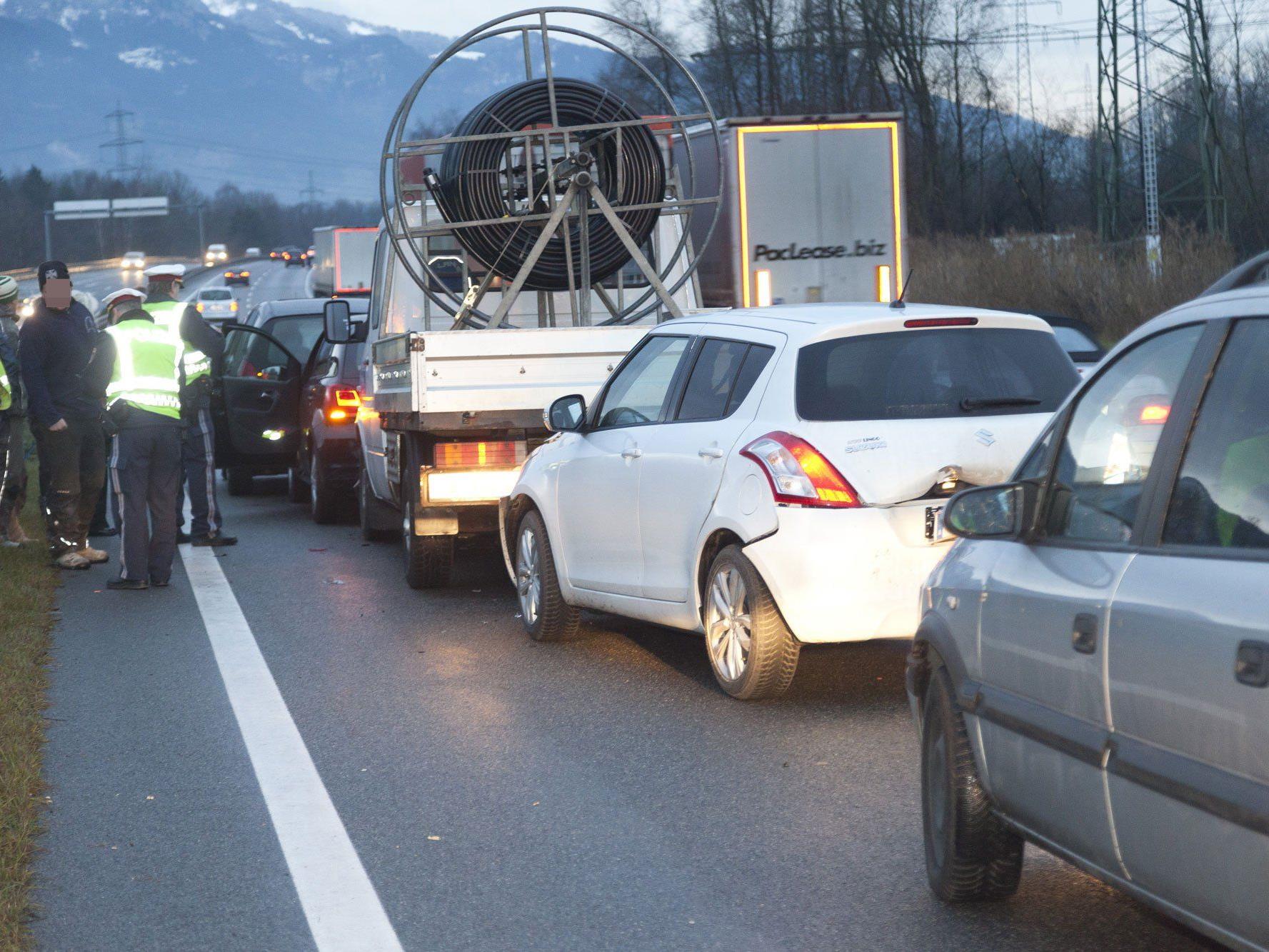 Insgesamt vier Autounfälle hielten die Autobahnpolizei am Donnerstagmorgen auf Trab.