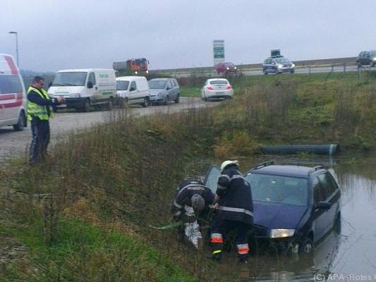 Der Mann kam von der A2 ab und landete im Wasser Der Mann kam von der A2 ab und landete im Wasser
