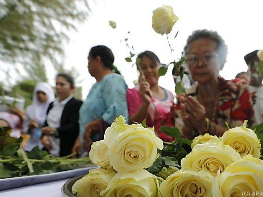 Rosen zum Gedenken an Tausende Tsunami-Opfer Rosen zum Gedenken an Tausende Tsunami-Opfer