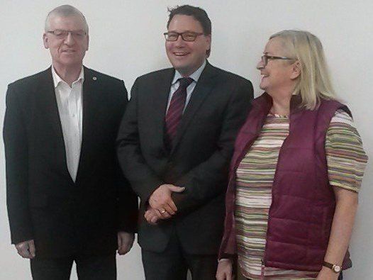 Mag.Stefan Fischnaller mit VHS Obmann Mag. Wolfgang Türtscher und VHS-Vizeobfrau Dr. Margit Hofer. Mag.Stefan Fischnaller mit VHS Obmann Mag. Wolfgang Türtscher und VHS-Vizeobfrau Dr. Margit Hofer.