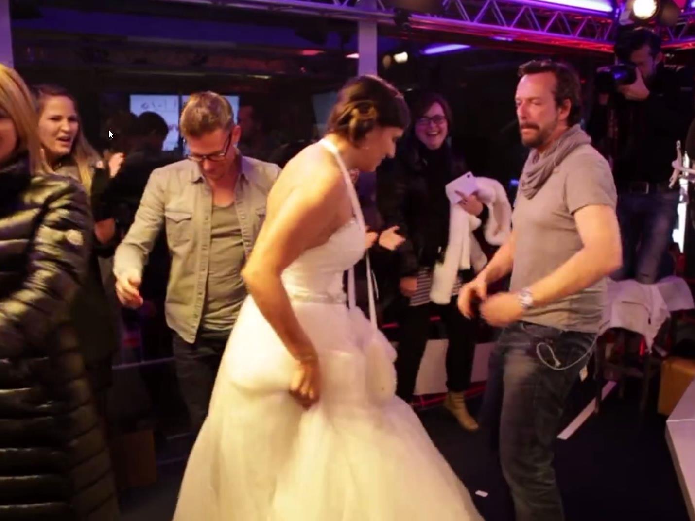 Andi Knoll (links) und Robert Kratky beim Tänzchen mit der gestohlenen Braut.