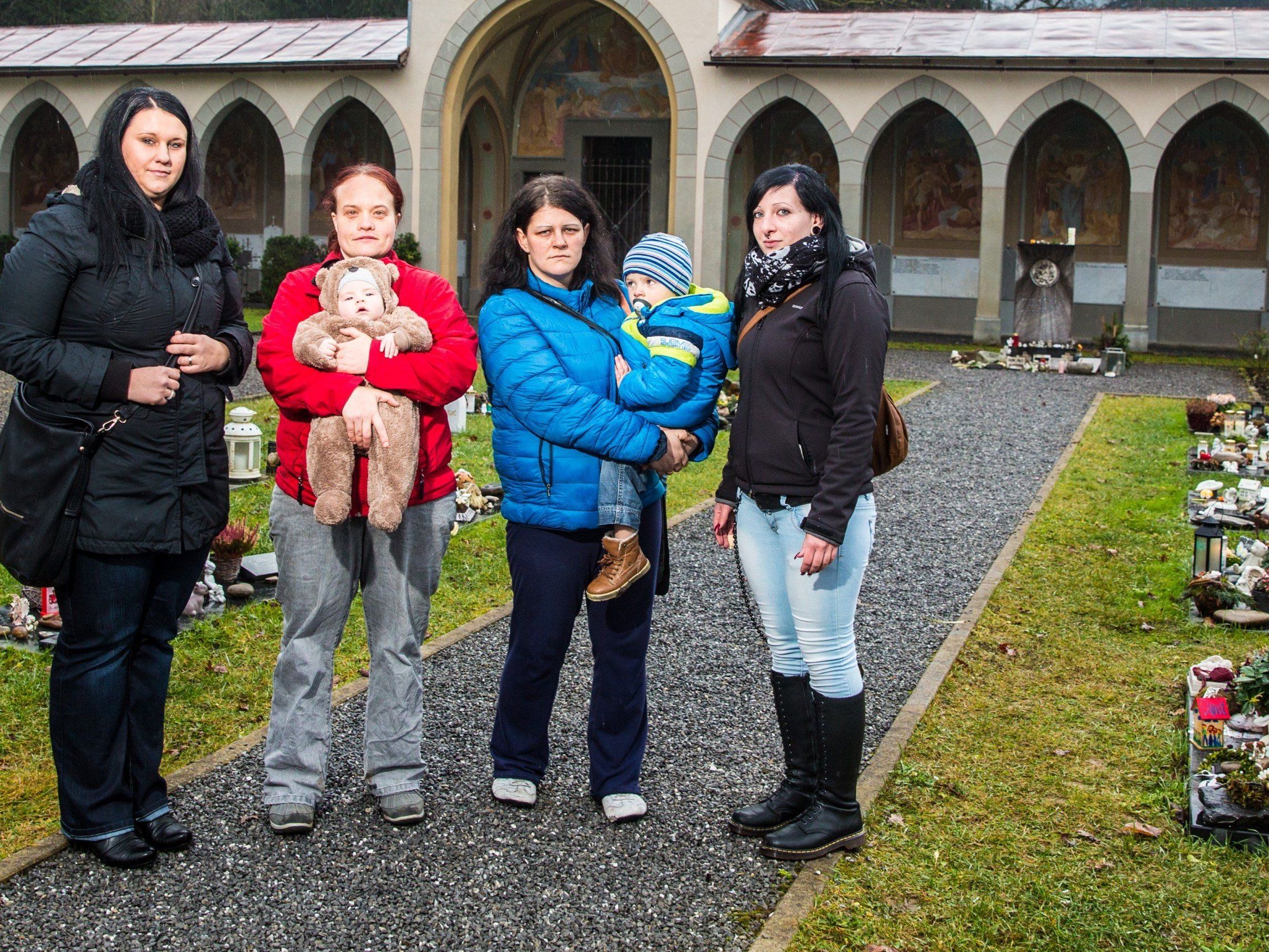 Christine, Nicole, Désirée und Nele stehen vor den Gräbern ihrer verstorbenen Babys. Sie kommen nach Rankweil, um zu trauern. Sie müssen immer wieder mitansehen, dass Erinnerungsstücke, Grabsteine und anderes gestohlen oder die Gräber sogar verwüstet werden. Christine, Nicole, Désirée und Nele stehen vor den Gräbern ihrer verstorbenen Babys. Sie kommen nach Rankweil, um zu trauern. Sie müssen immer wieder mitansehen, dass Erinnerungsstücke, Grabsteine und anderes gestohlen oder die Gräber sogar verwüstet werden.