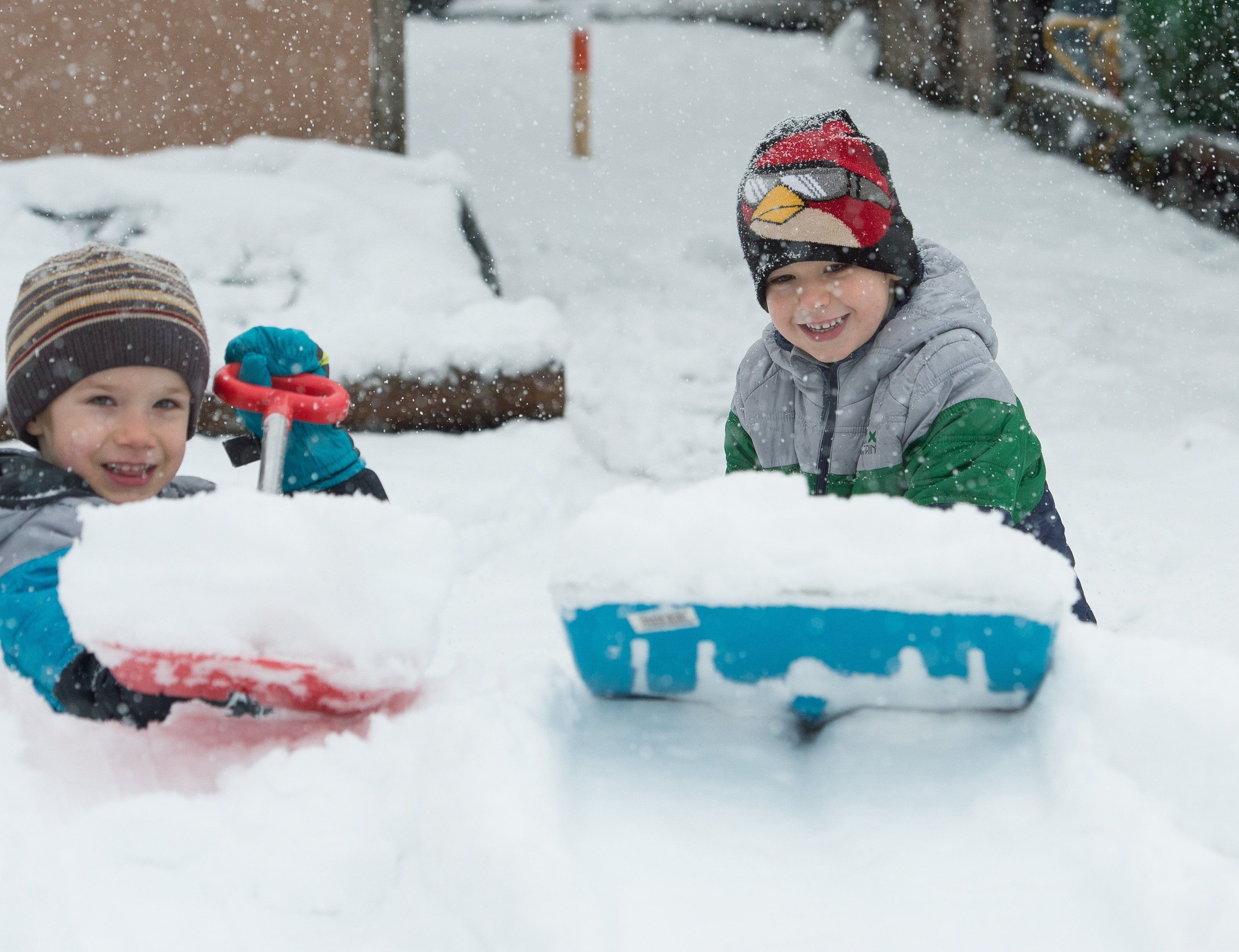 Bei so viel Schnee müssen auch die Kleinen mithelfen. Bei so viel Schnee müssen auch die Kleinen mithelfen.