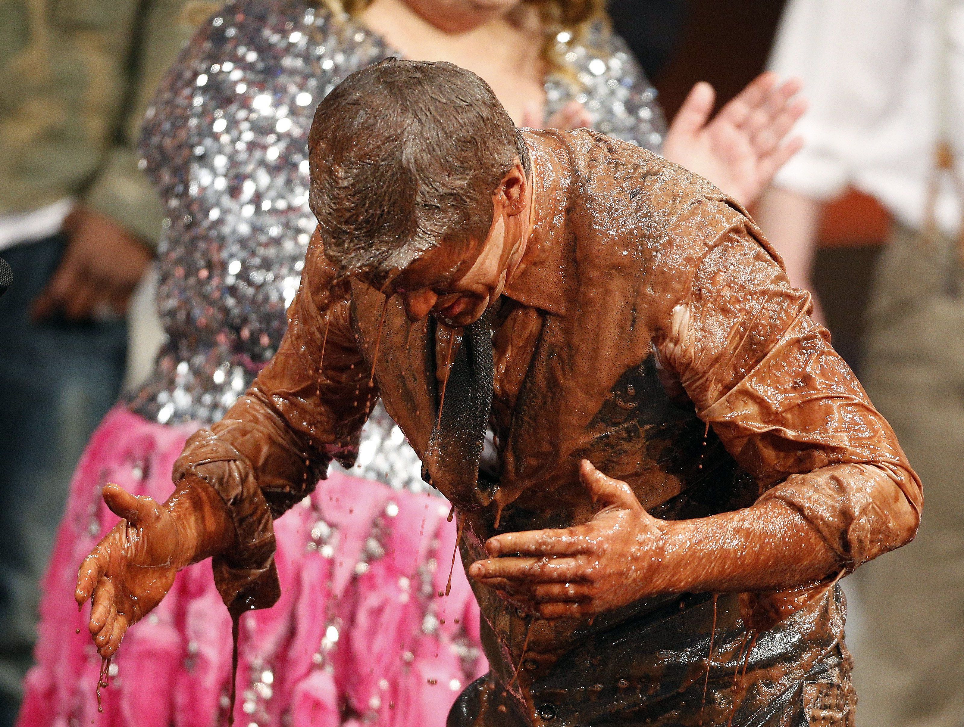 Moderator Markus Lanz im Schokolade-Bad. Moderator Markus Lanz im Schokolade-Bad.