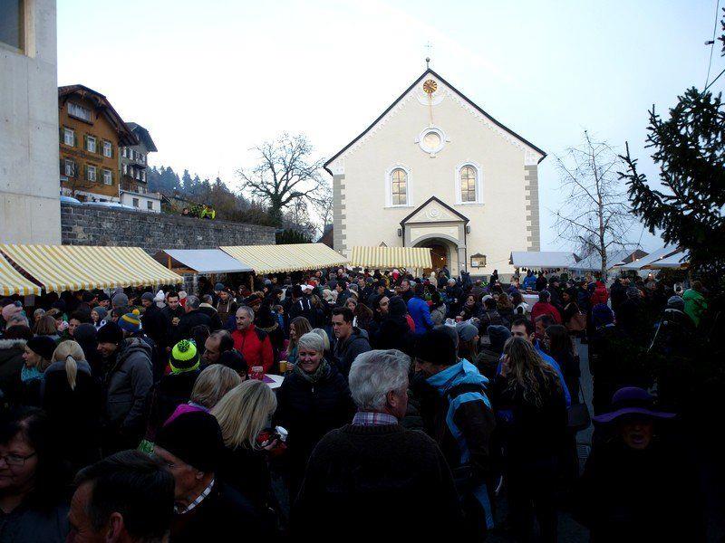 Weihnachtliche Atmosphäre auf dem Dorfplatz in Doren