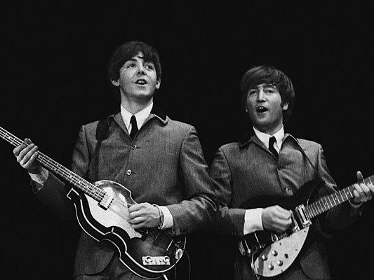 Die Show begibt sich auf die Spuren des Beatles-Originals: Im Bild Paul McCartney (links) und John Lennon Die Show begibt sich auf die Spuren des Beatles-Originals: Im Bild Paul McCartney (links) und John Lennon