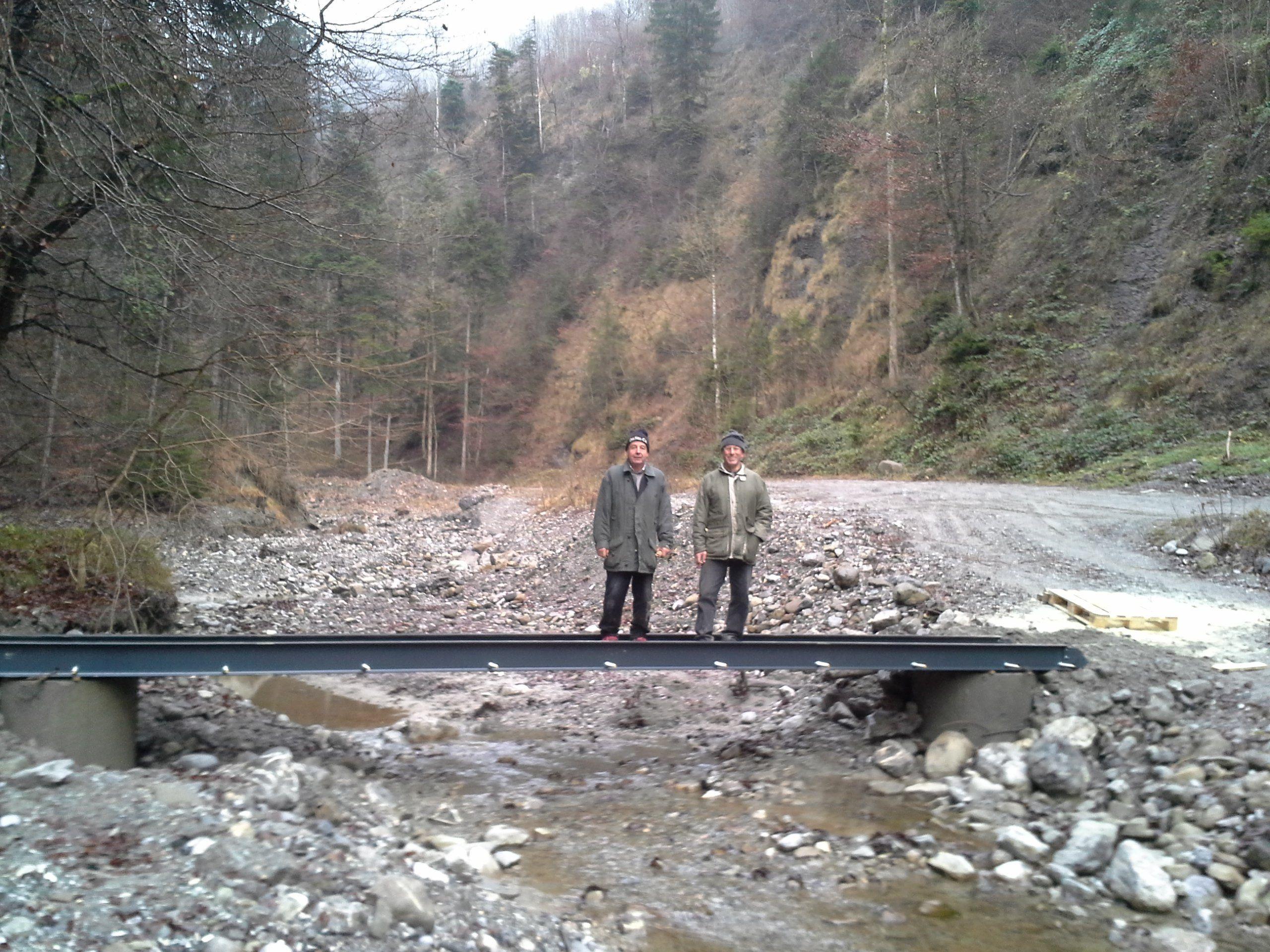 Rudi Höfle und Kurt Egle sind stolz auf die neue Brücke über den Emmebach