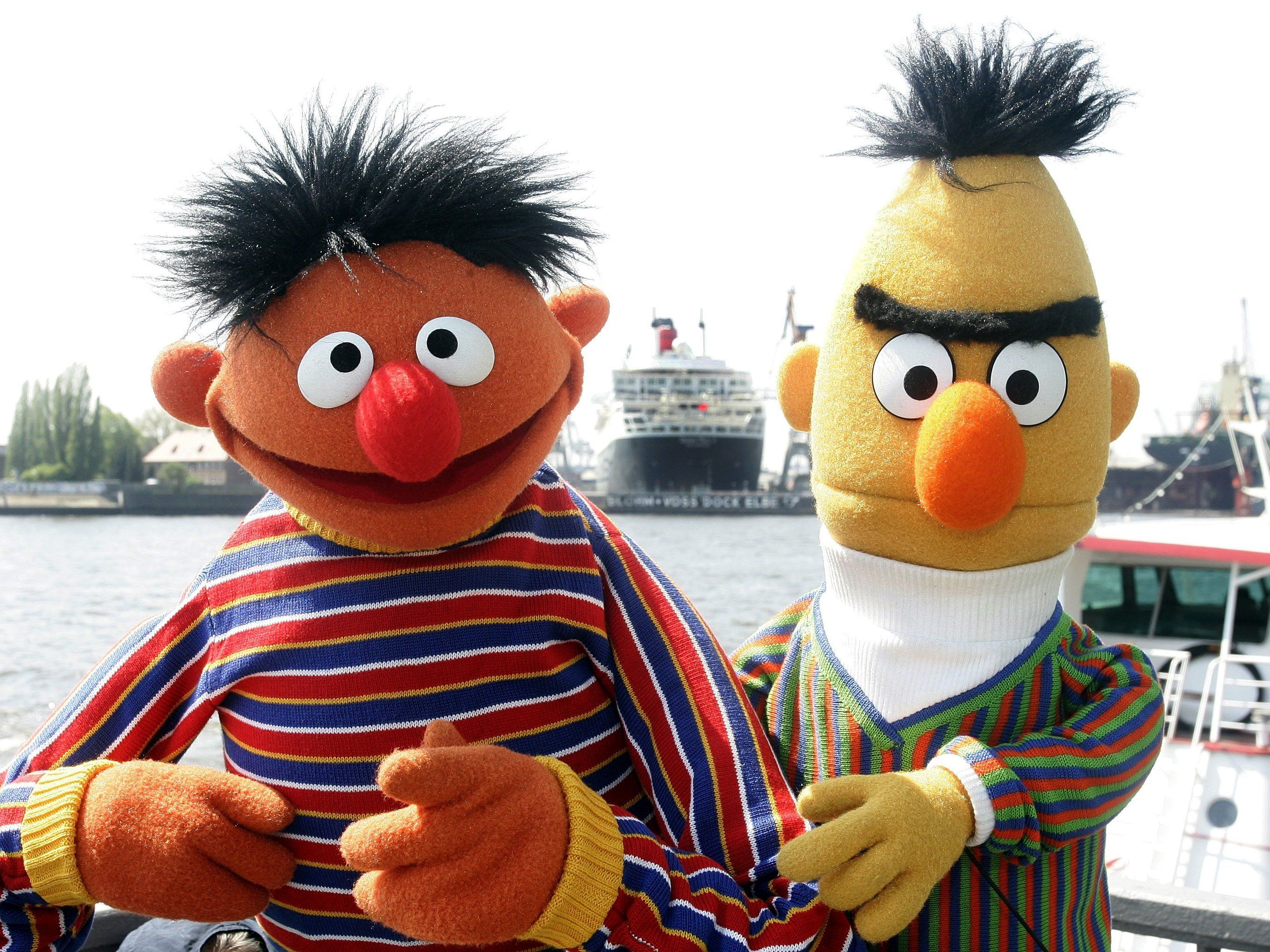 Auch Ernie und Bert haben Anteil am Allflug der Raumkapsel "Orion". Auch Ernie und Bert haben Anteil am Allflug der Raumkapsel "Orion".
