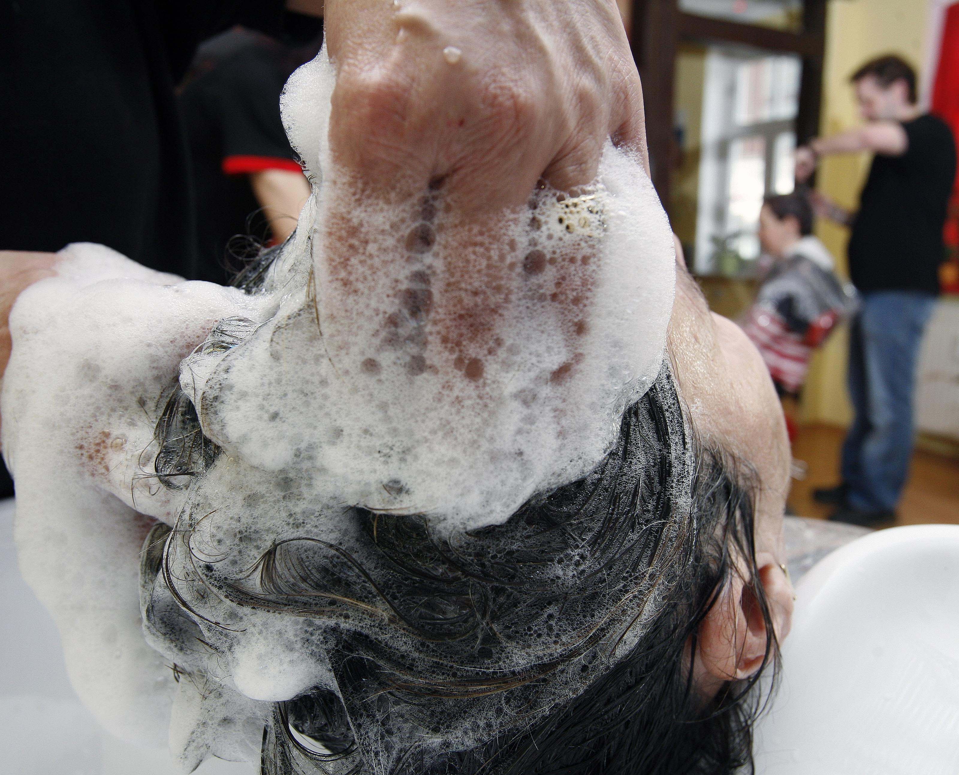 Vom Friseur bis zum Taxi: Deutscher Mindestlohn macht Alltag teurer. Vom Friseur bis zum Taxi: Deutscher Mindestlohn macht Alltag teurer.