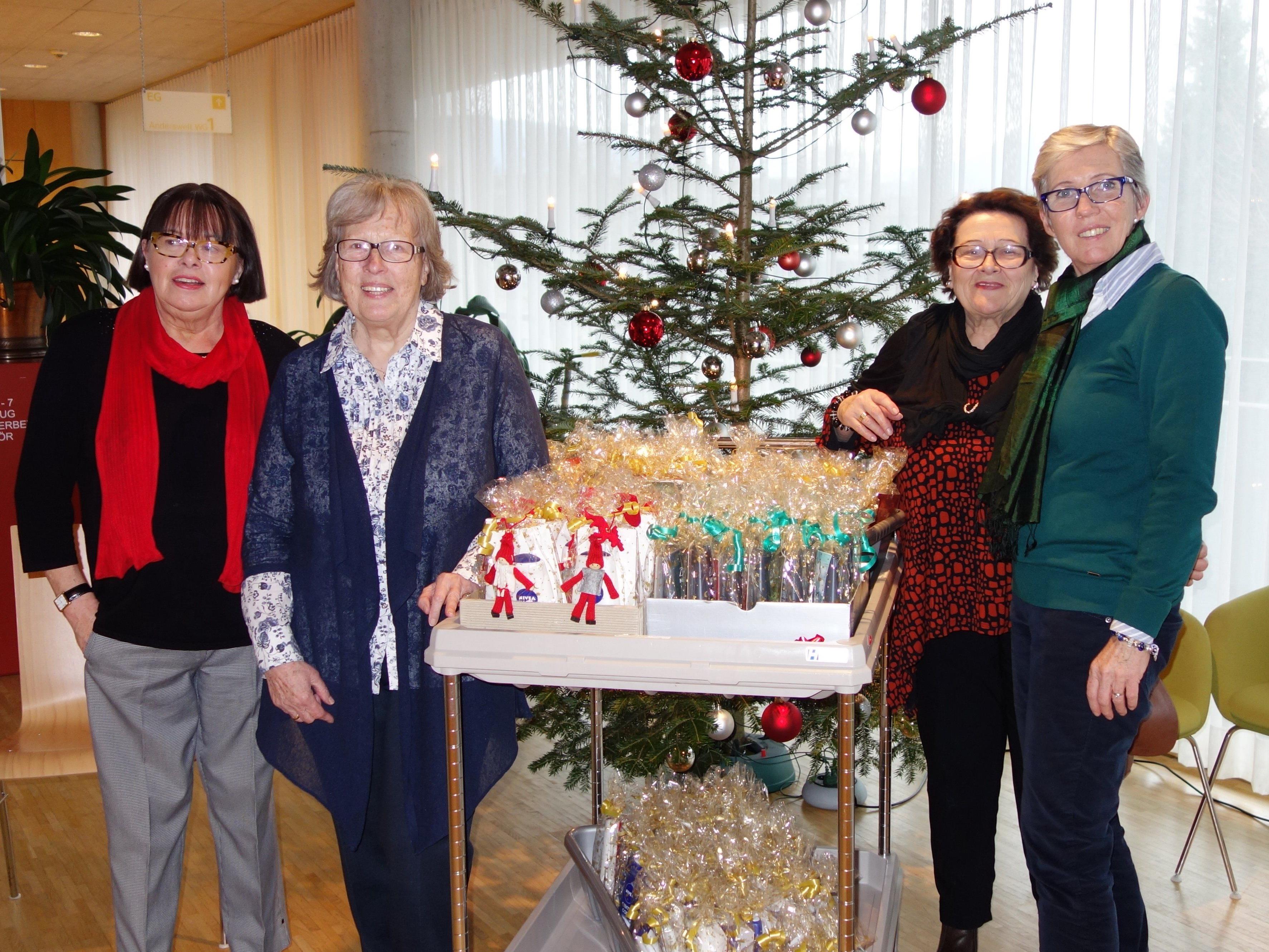 GUTA Vorstandsdamen mit ihren kleinen Geschenken in den Seniorenheimen