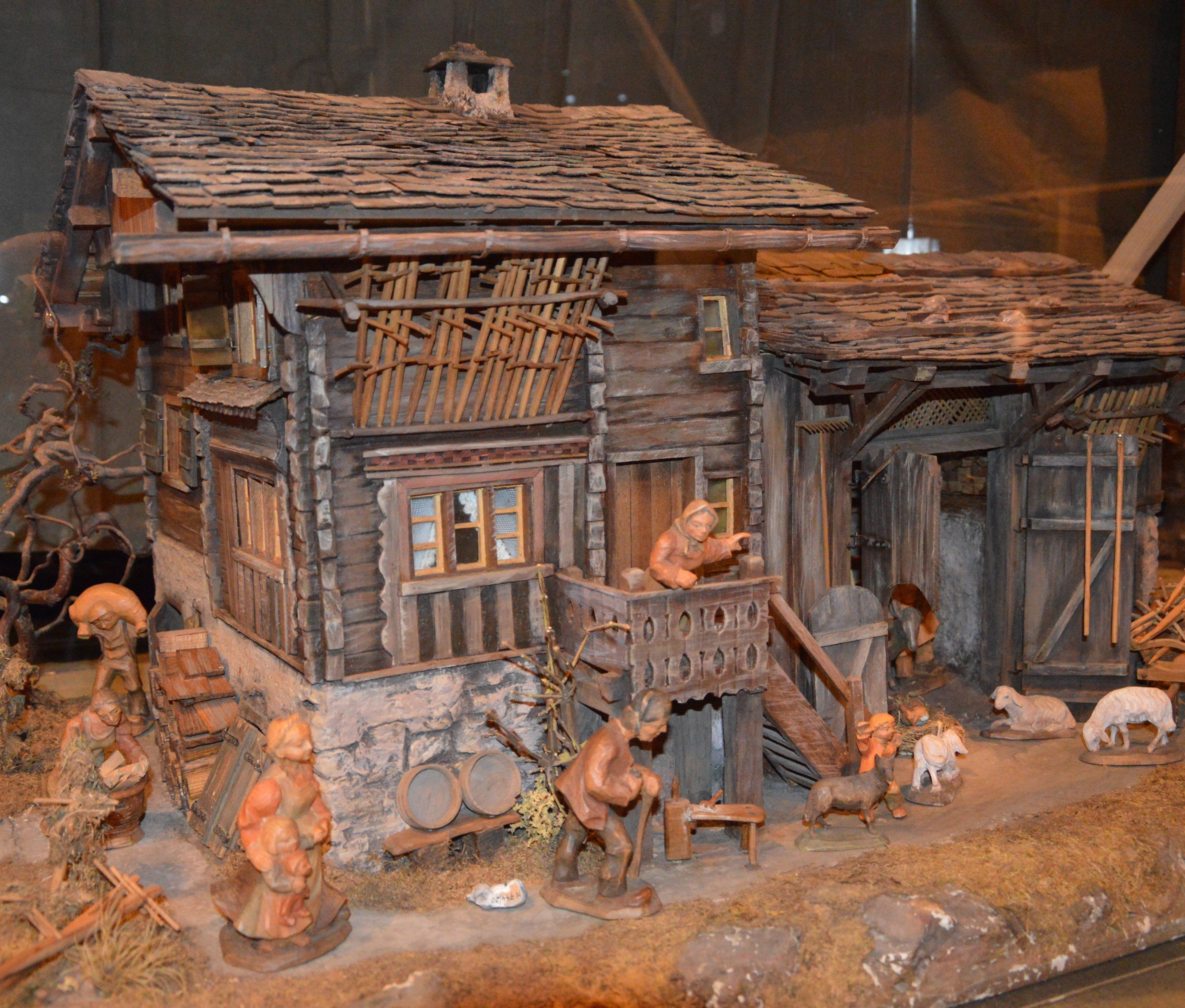 Krippe von Hans Vetter - Nachbildung Haus "Gondilimüllars" mit Figuren von Christine Beer Krippe von Hans Vetter - Nachbildung Haus "Gondilimüllars" mit Figuren von Christine Beer