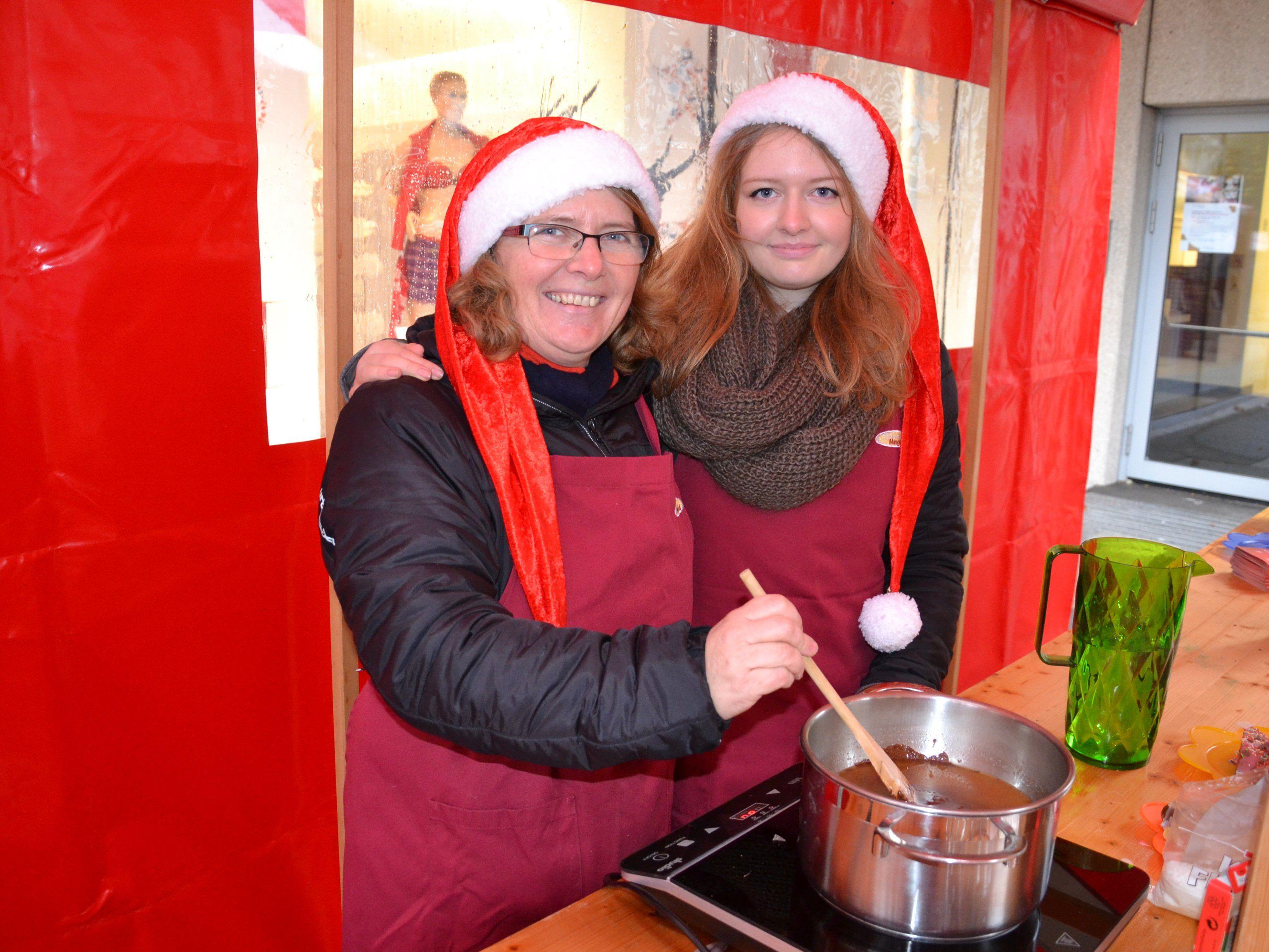 Margot Brecher und Denise halfen beim Verzieren der Lebkuchen