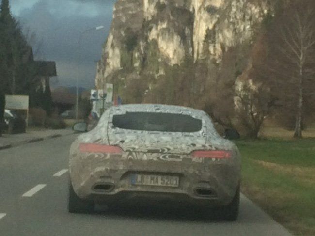 Ein Mercedes-Erlkönig im Walgau unterwegs.