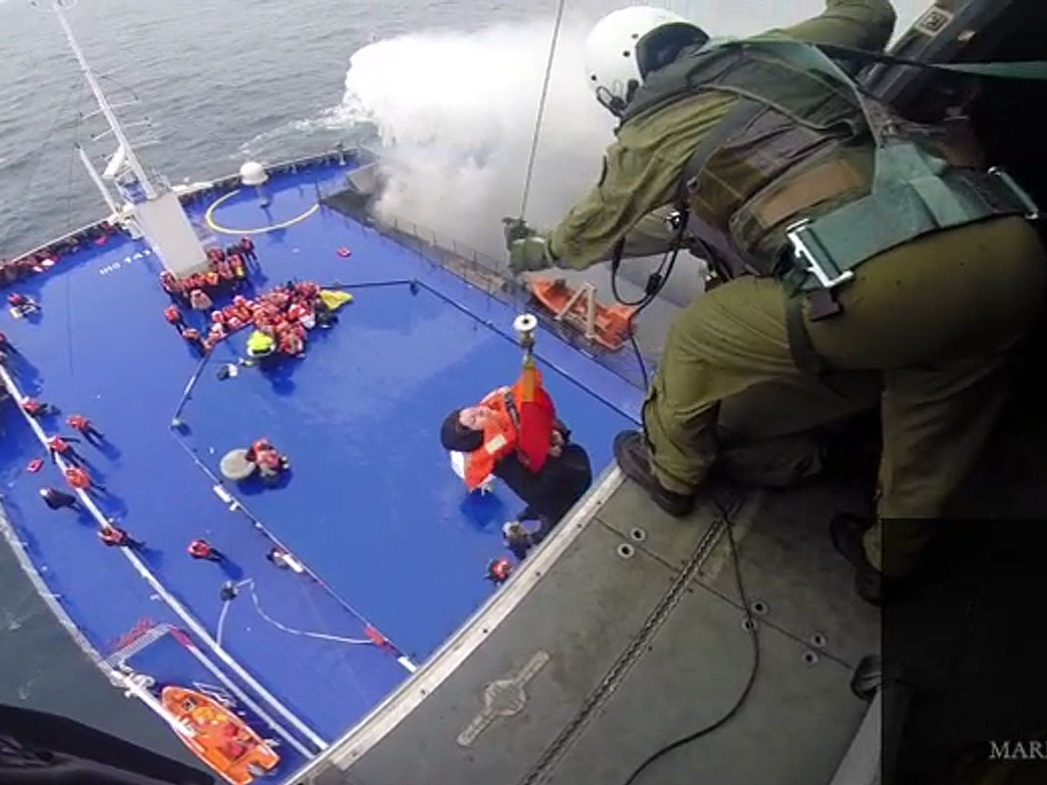 49 Passagiere nach Italien unterwegs - Hunderte warten immer noch auf Rettung. 49 Passagiere nach Italien unterwegs - Hunderte warten immer noch auf Rettung.