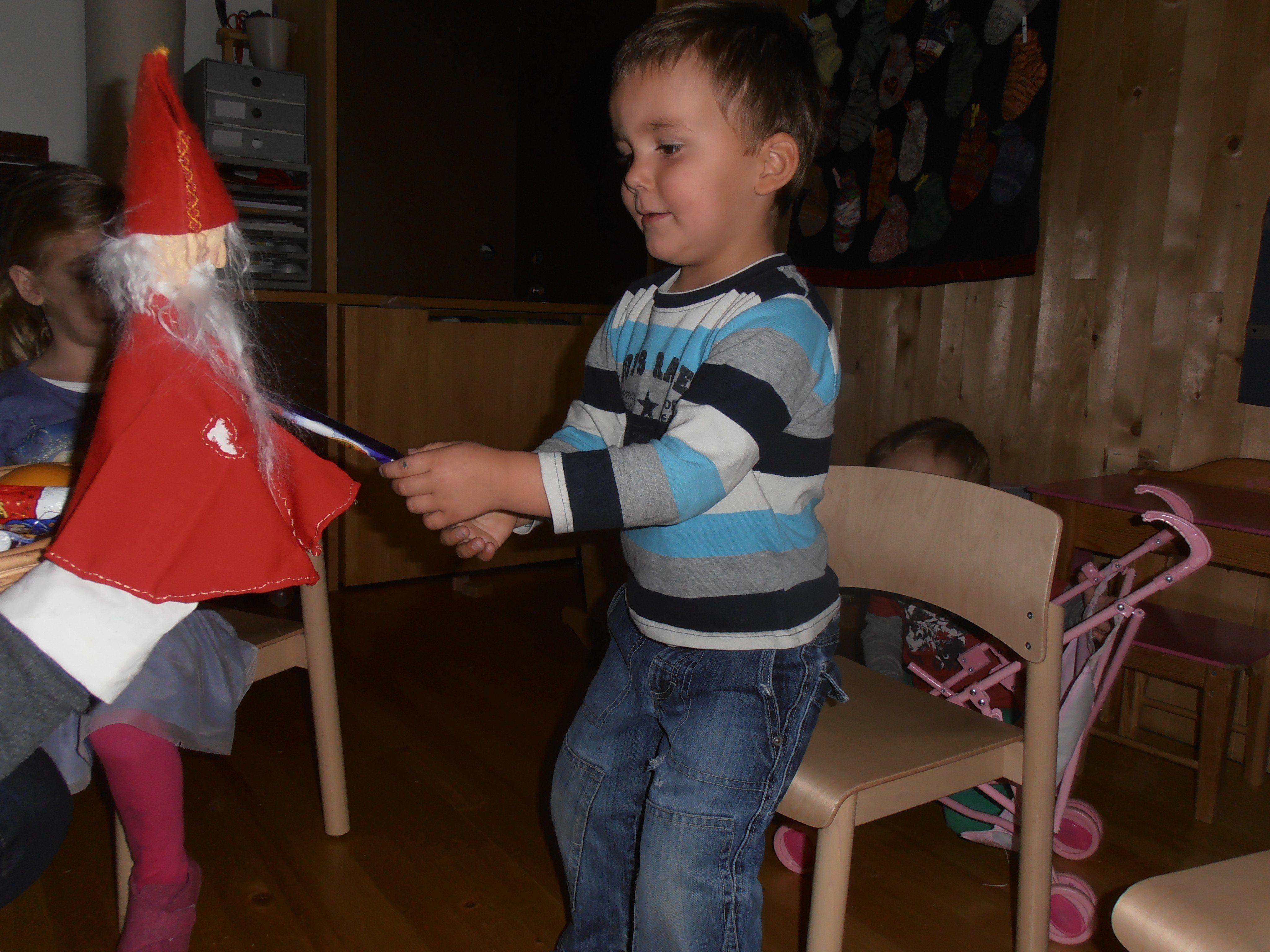Jedes Kind durfte dem Nikolaus auch die Hand geben!