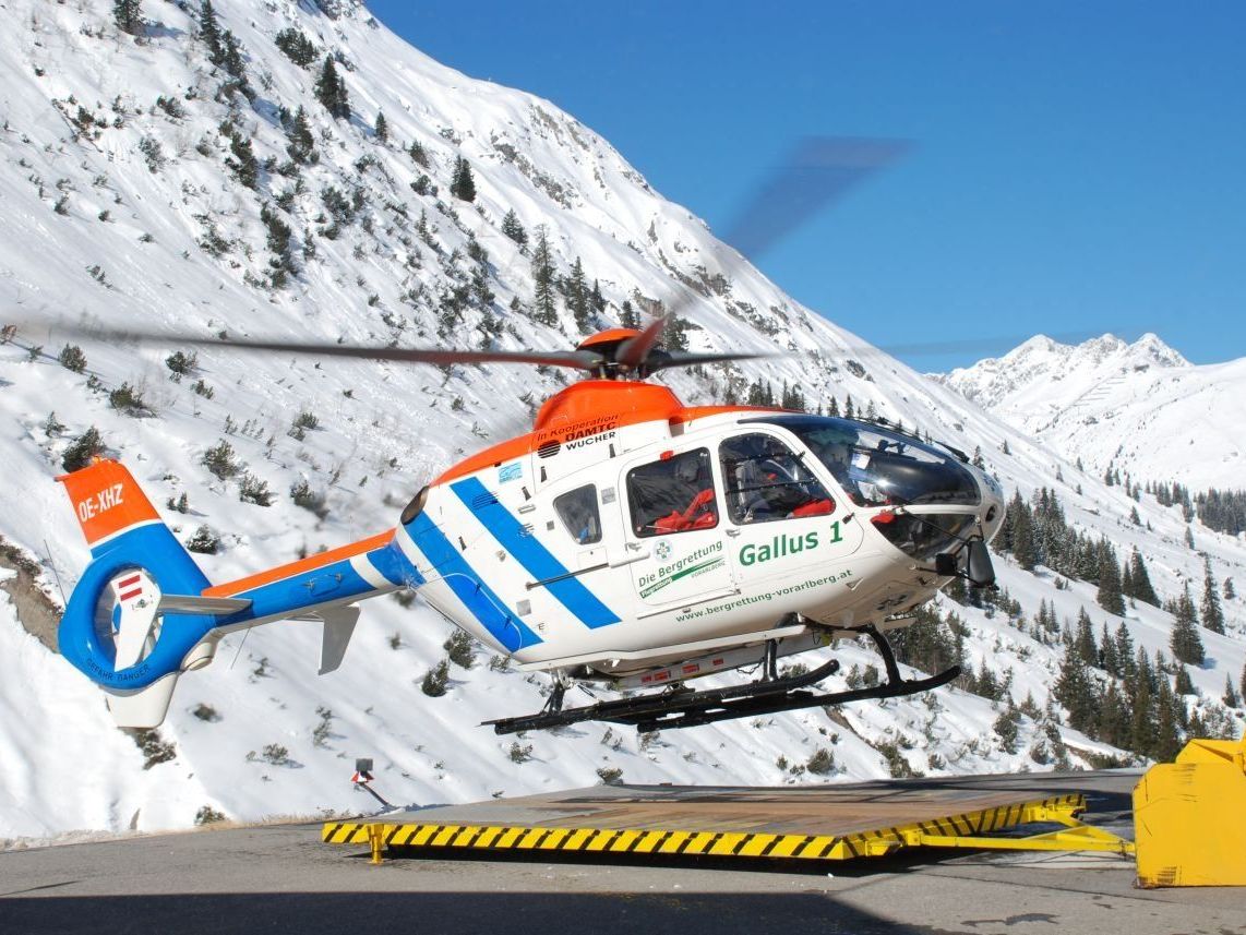 Der Rettungshubschrauber "Gallus 1" brachte den jungen Mann ins LKH Feldkirch. Der Rettungshubschrauber "Gallus 1" brachte den jungen Mann ins LKH Feldkirch.