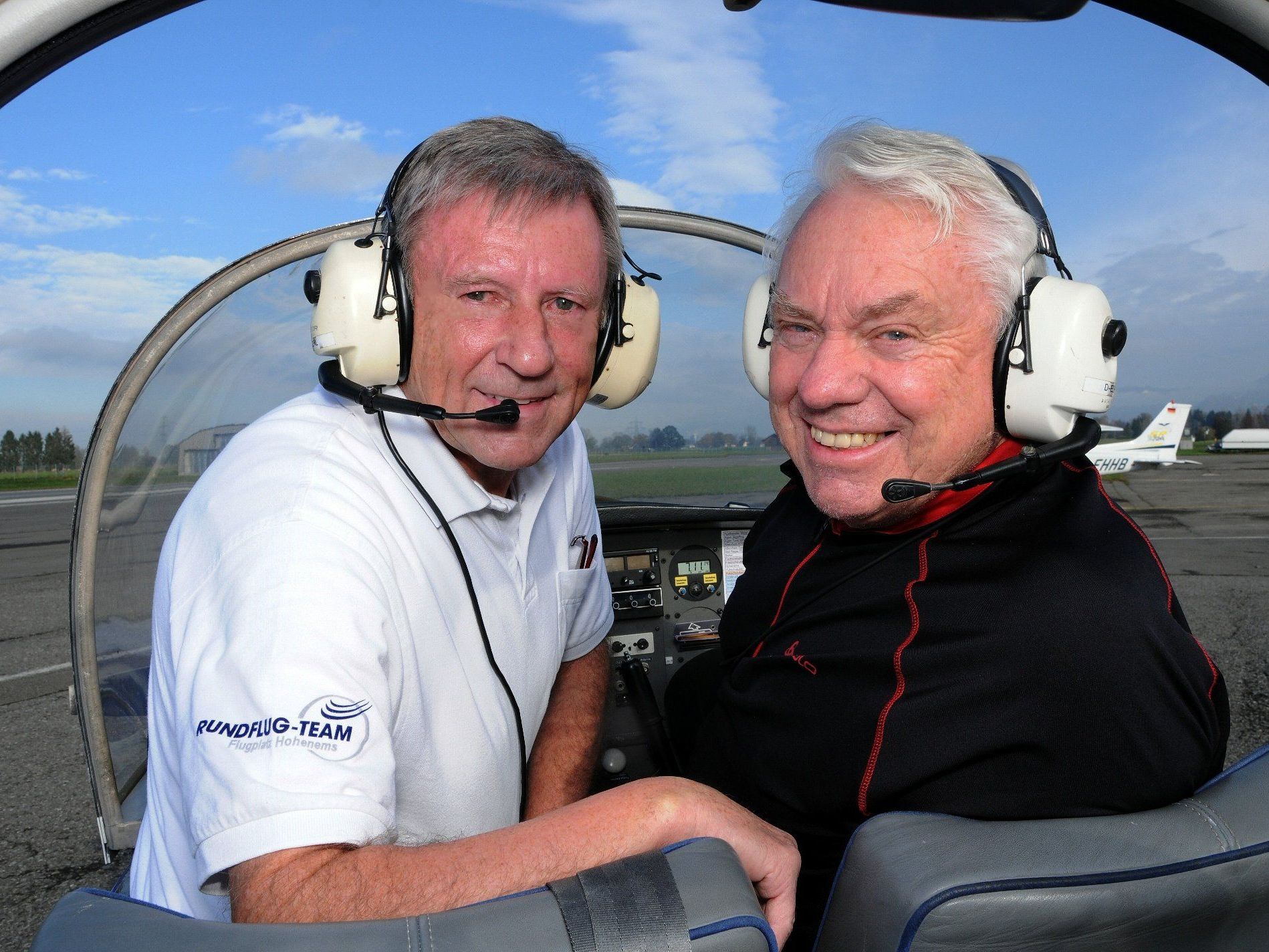 Rundflugteampilot und frisch gebackener "flying Vorarlberg Expert" Hermann Rass hat mit Günther Lutz zum 15. Kinderflugtag ein ehrgeiziges Ziel vor Augen Rundflugteampilot und frisch gebackener "flying Vorarlberg Expert" Hermann Rass hat mit Günther Lutz zum 15. Kinderflugtag ein ehrgeiziges Ziel vor Augen