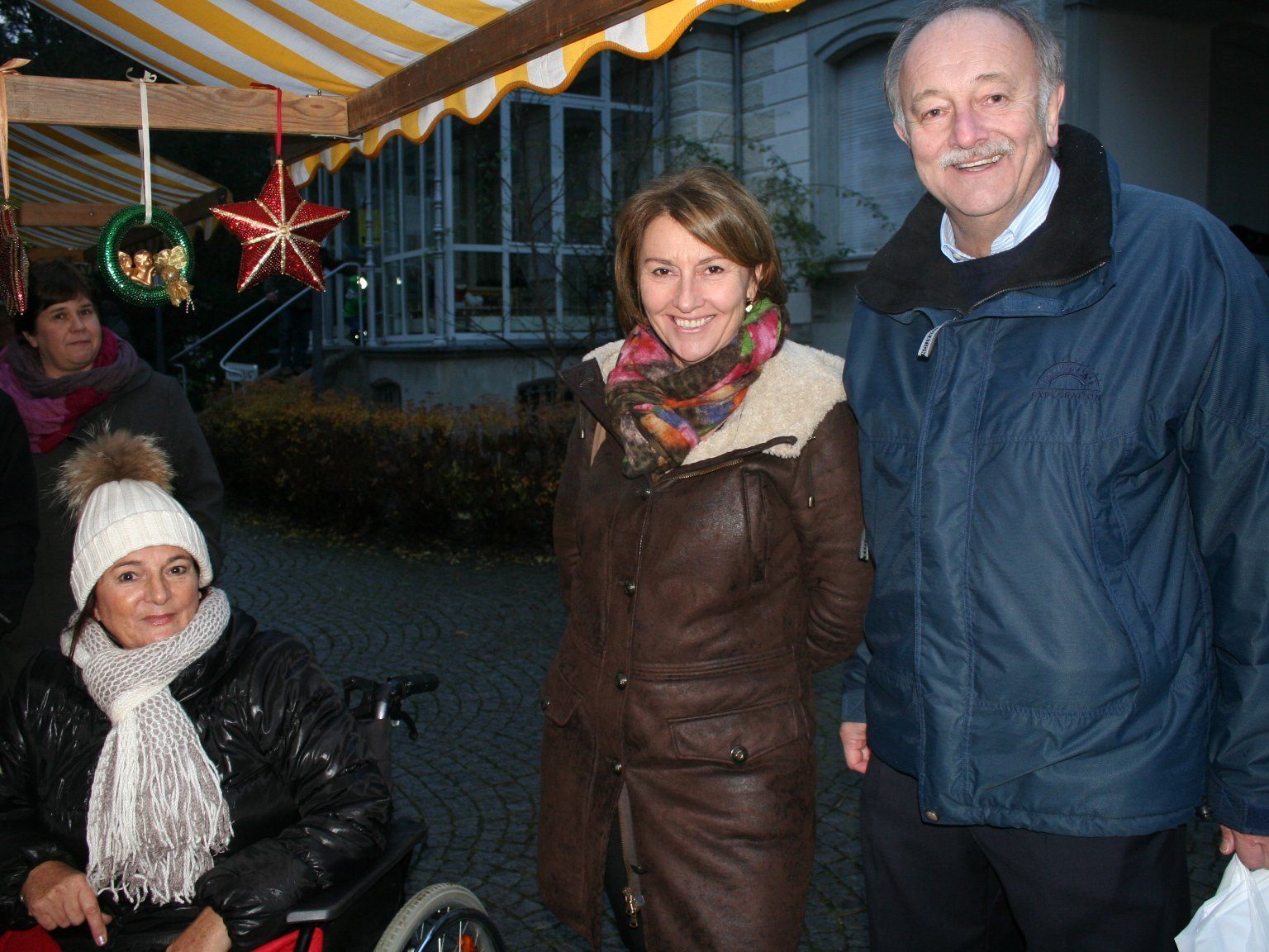 Künstlerin Vroni Hausberger begrüßte an ihrem Stand zahlreiche Marktbesucherinnen und -besucher Künstlerin Vroni Hausberger begrüßte an ihrem Stand zahlreiche Marktbesucherinnen und -besucher