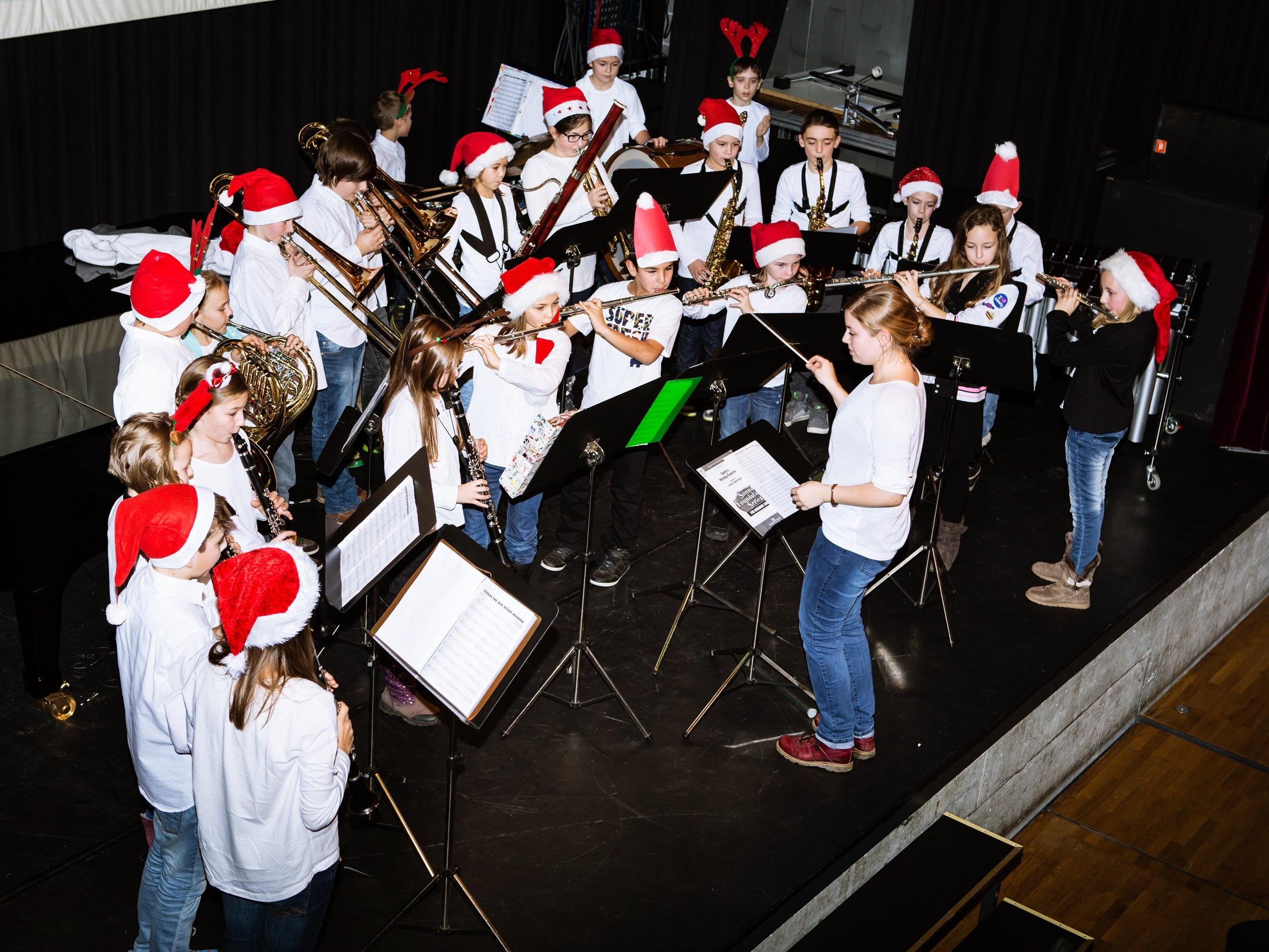 Mit ihren roten Weihnachtsmützen eröffnete das Miniblasorchester das Konzert.