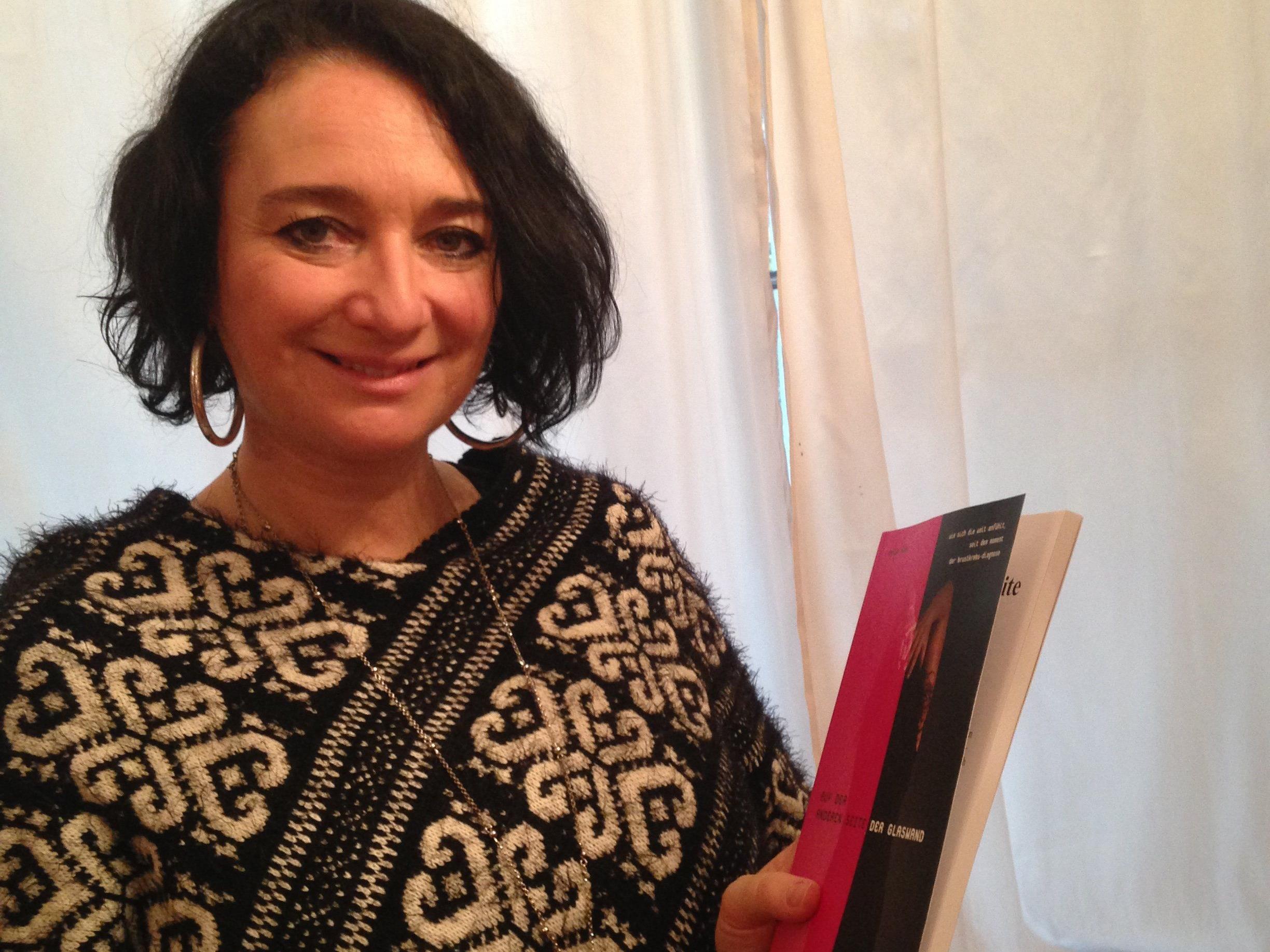 Stolz präsentiert Evelyn Flatz ihr Buch