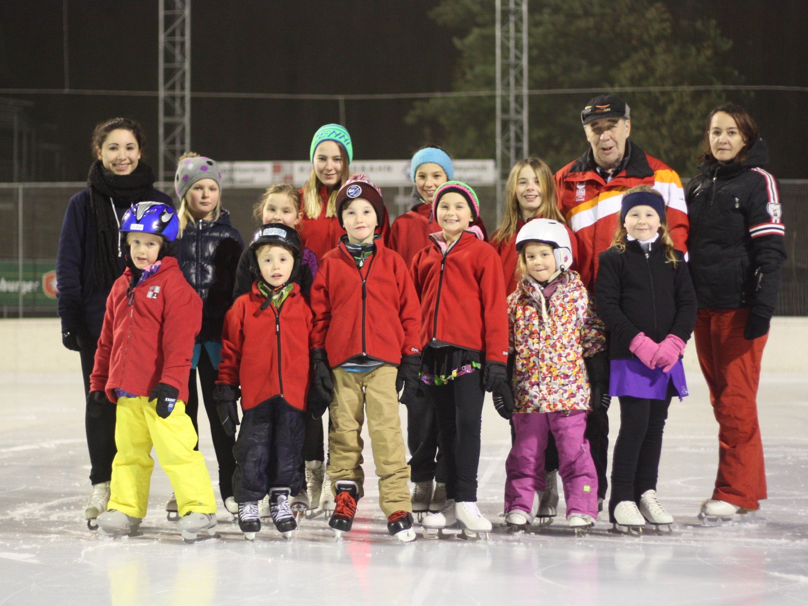 Gerade die Kinder sind mit vollem Eifer bei jedem Training dabei und freuen sich, Neues auf dem Eis zu lernen. Gerade die Kinder sind mit vollem Eifer bei jedem Training dabei und freuen sich, Neues auf dem Eis zu lernen.