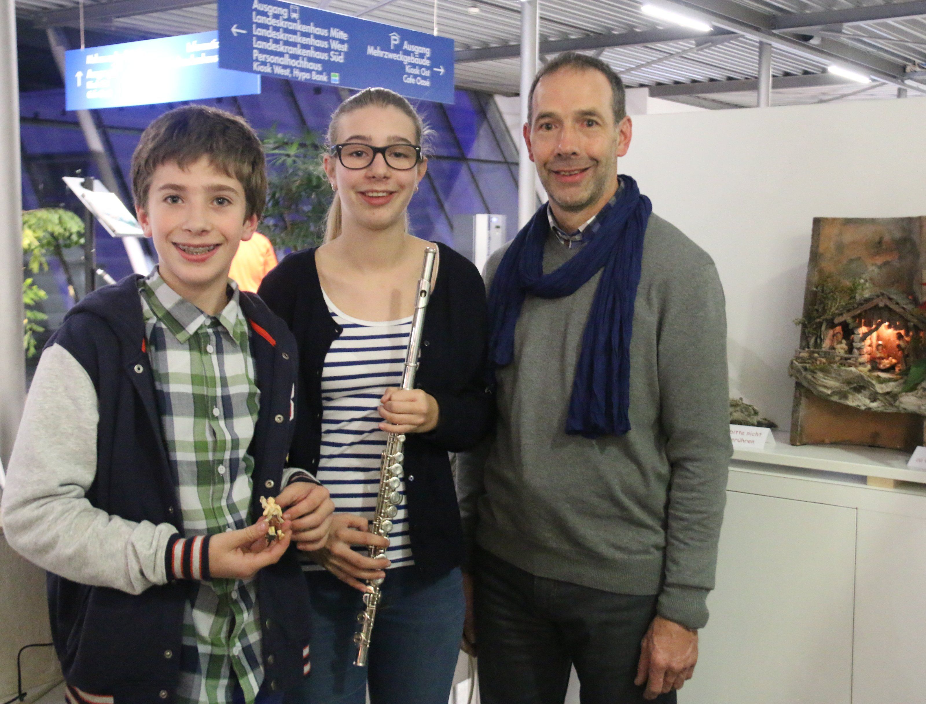 Richard Scherrer (r.) mit seinen Kindern Julius und Teresa im LKH. Richard Scherrer (r.) mit seinen Kindern Julius und Teresa im LKH.